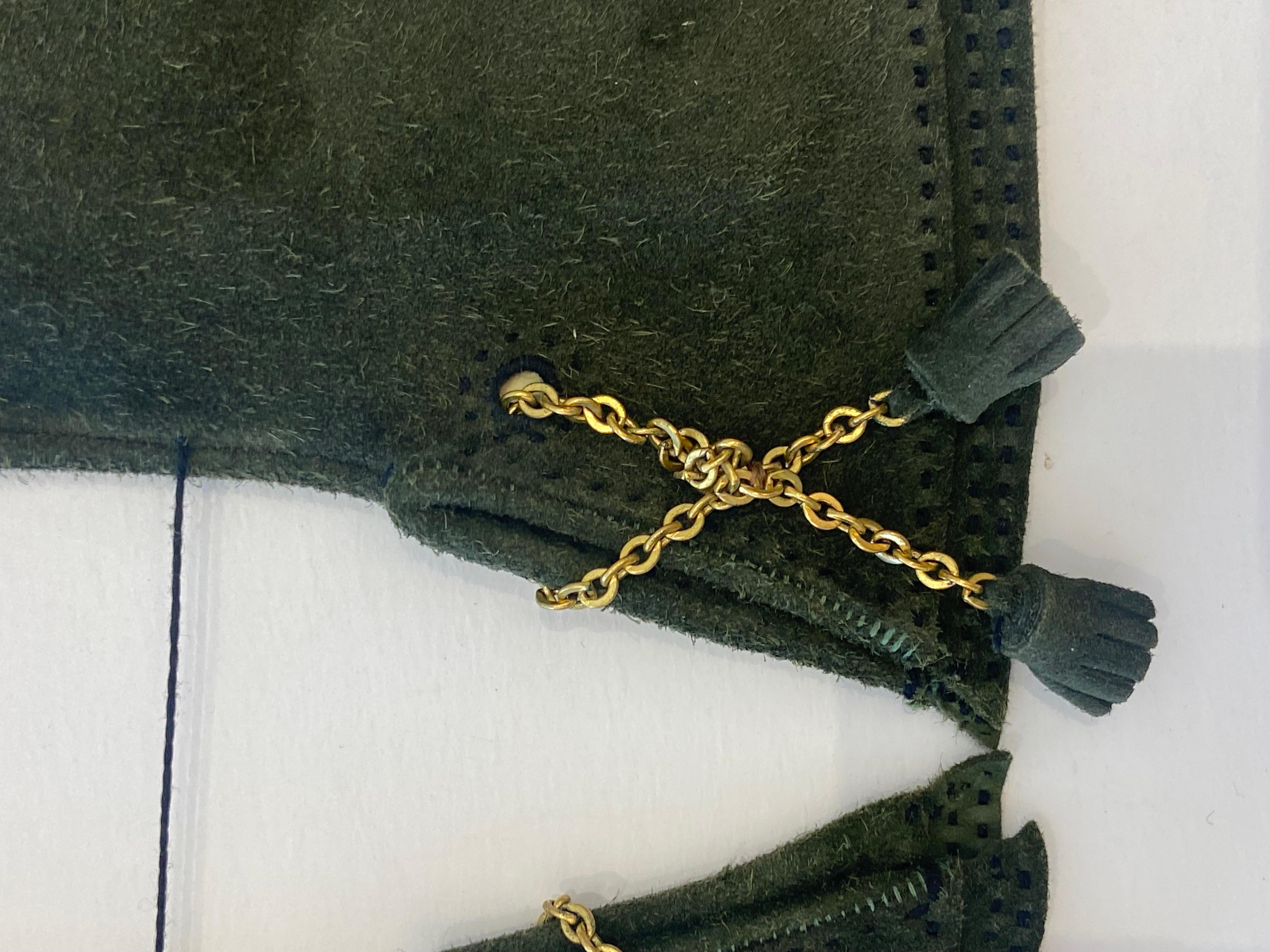 Hermes forest green suede gloves with gold chain & tassels, marked 7 1/2. Unworn. Beautiful soft suede gloves that sit above the wrists. Each glove has a gold chain at the wrist side with a suede tassel at each end. Gloves are still connected to