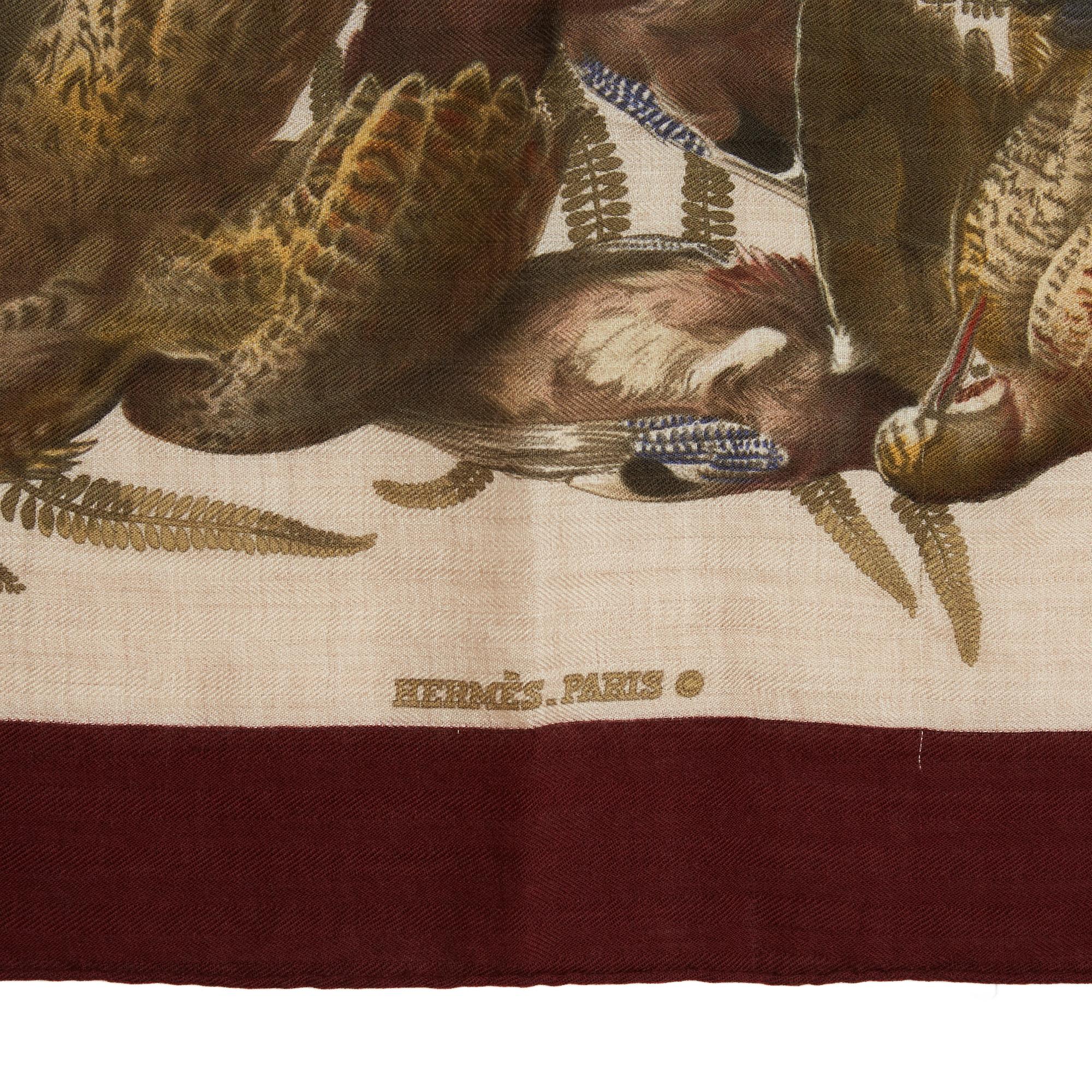 Sciarpa Hermès di 90 cm quadrati in cashmere e seta, stampa Gibiers di Henri de Linares, prodotta per la prima volta nel 1966 e riedita nel 1991 e nel 1997 (probabilmente come questa), nei toni del marrone e del verde su sfondo beige con bordo