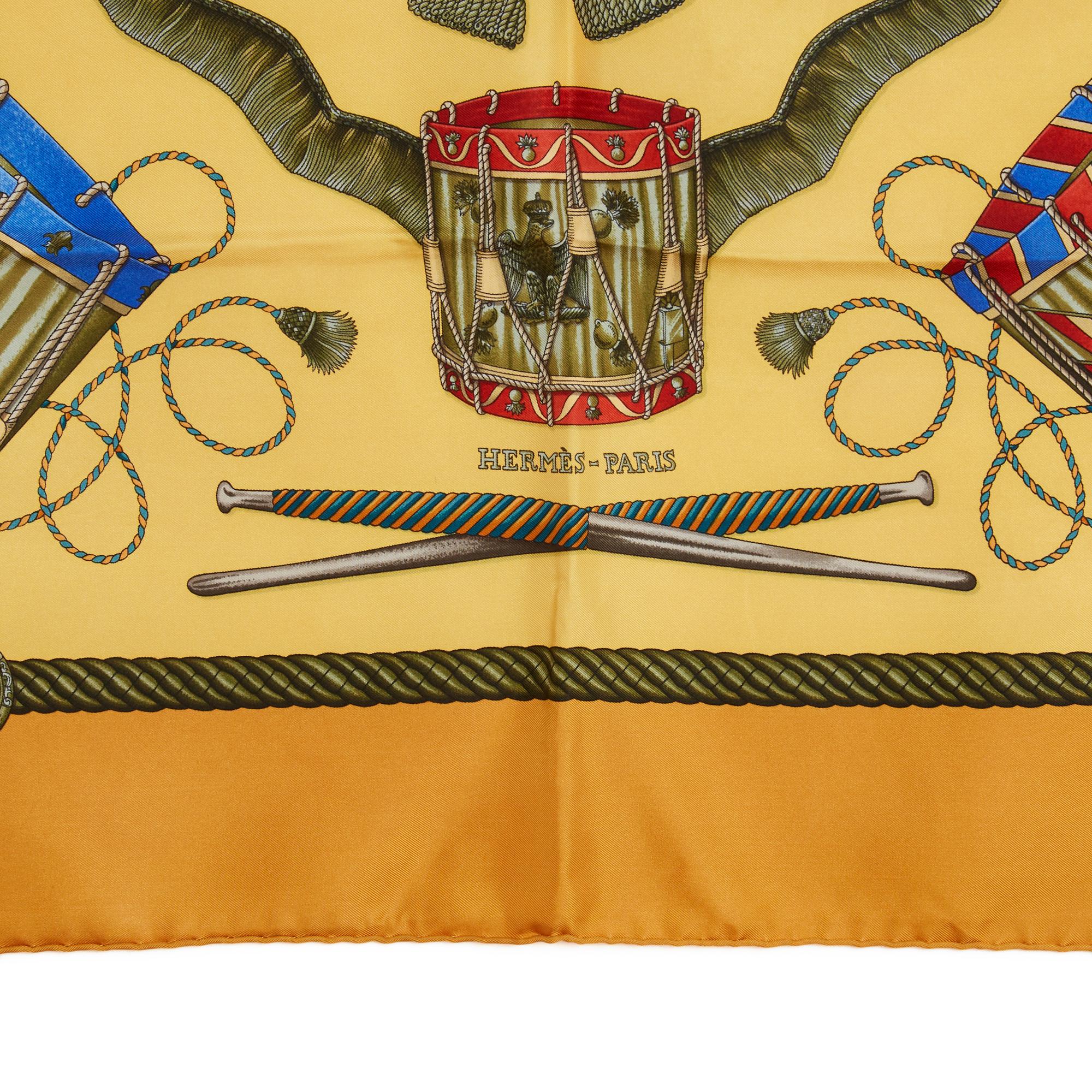 Hermès Foulard Carré 90 Les Tambours 1990 Pañuelo de sarga de seda azafrán Carre Hermes Marrón en venta
