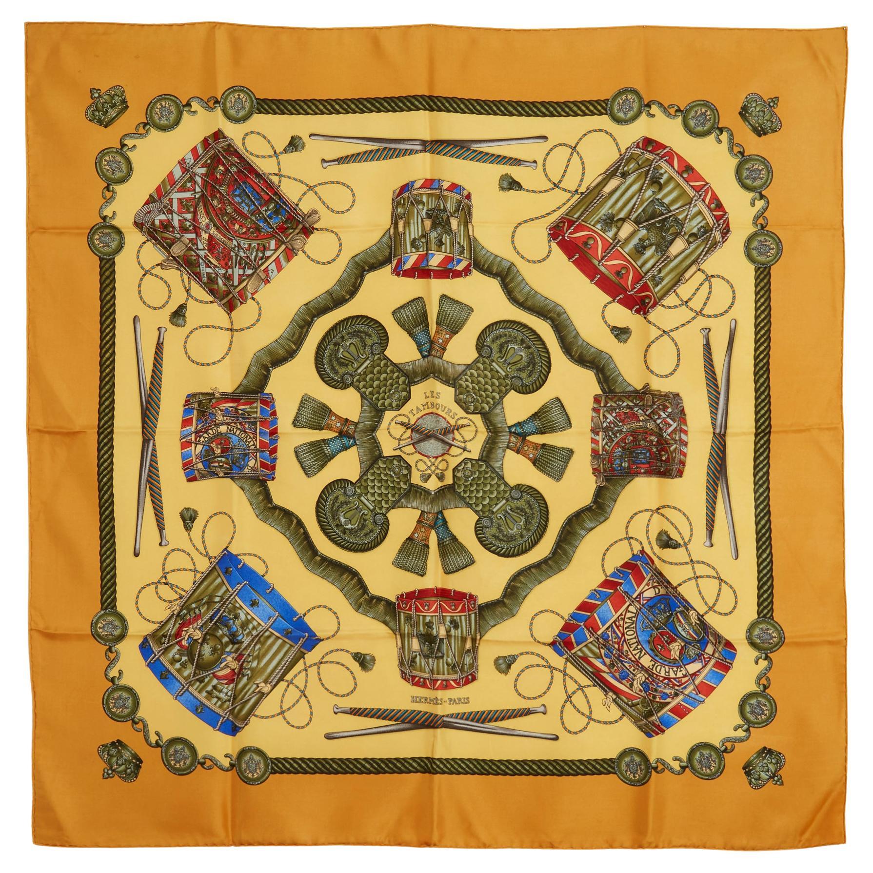 Hermès Foulard Carré 90 Les Tambours 1990 Pañuelo de sarga de seda azafrán Carre Hermes