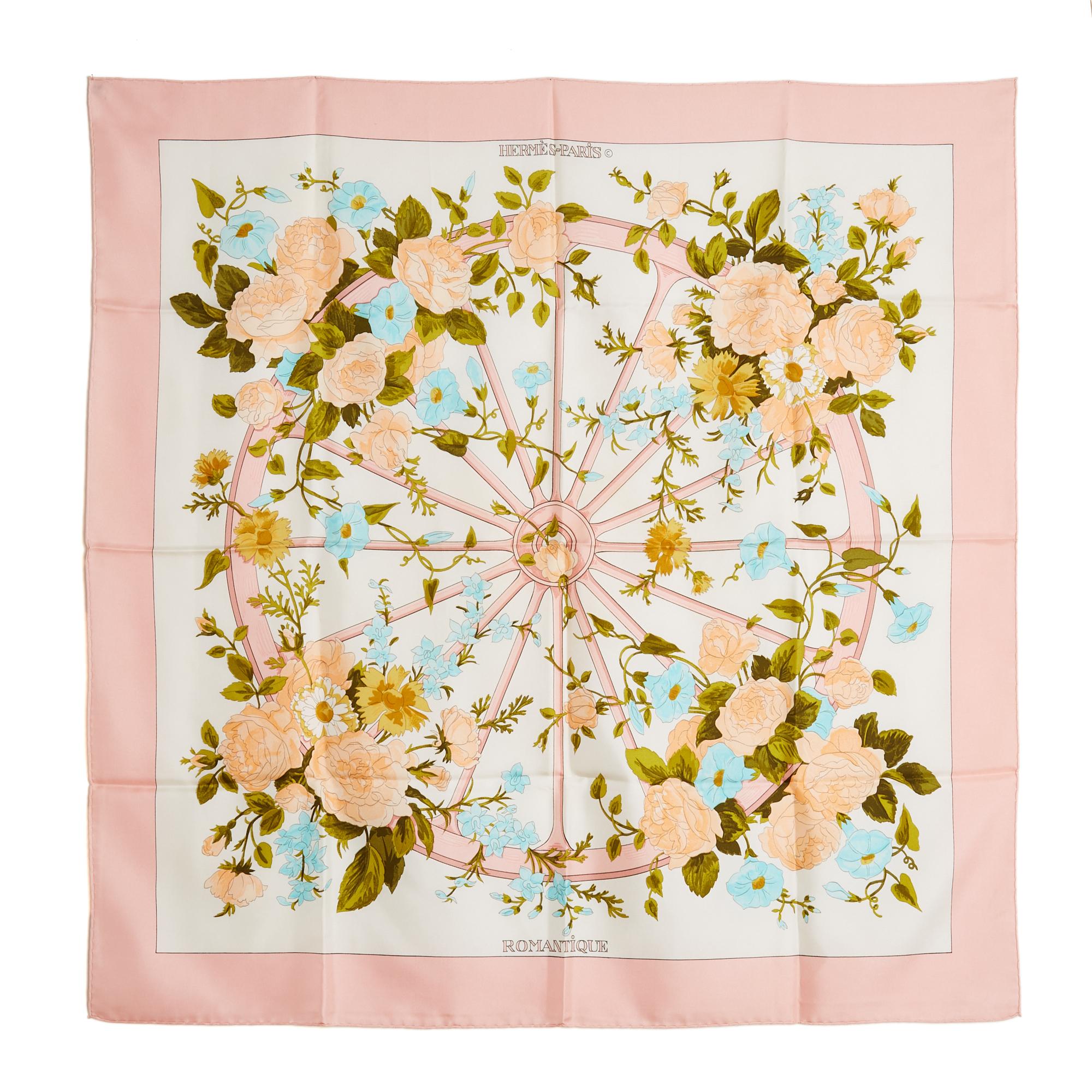 Carré Hermès 90 en sergé de soie, motif romantique de Maurice Tranchant, édité pour la première fois en 1973, et réédité en 1990 comme celui-ci, dans des tons de rose. Largeur 90 cm x longueur 90 cm environ. L'écharpe a été portée mais elle semble