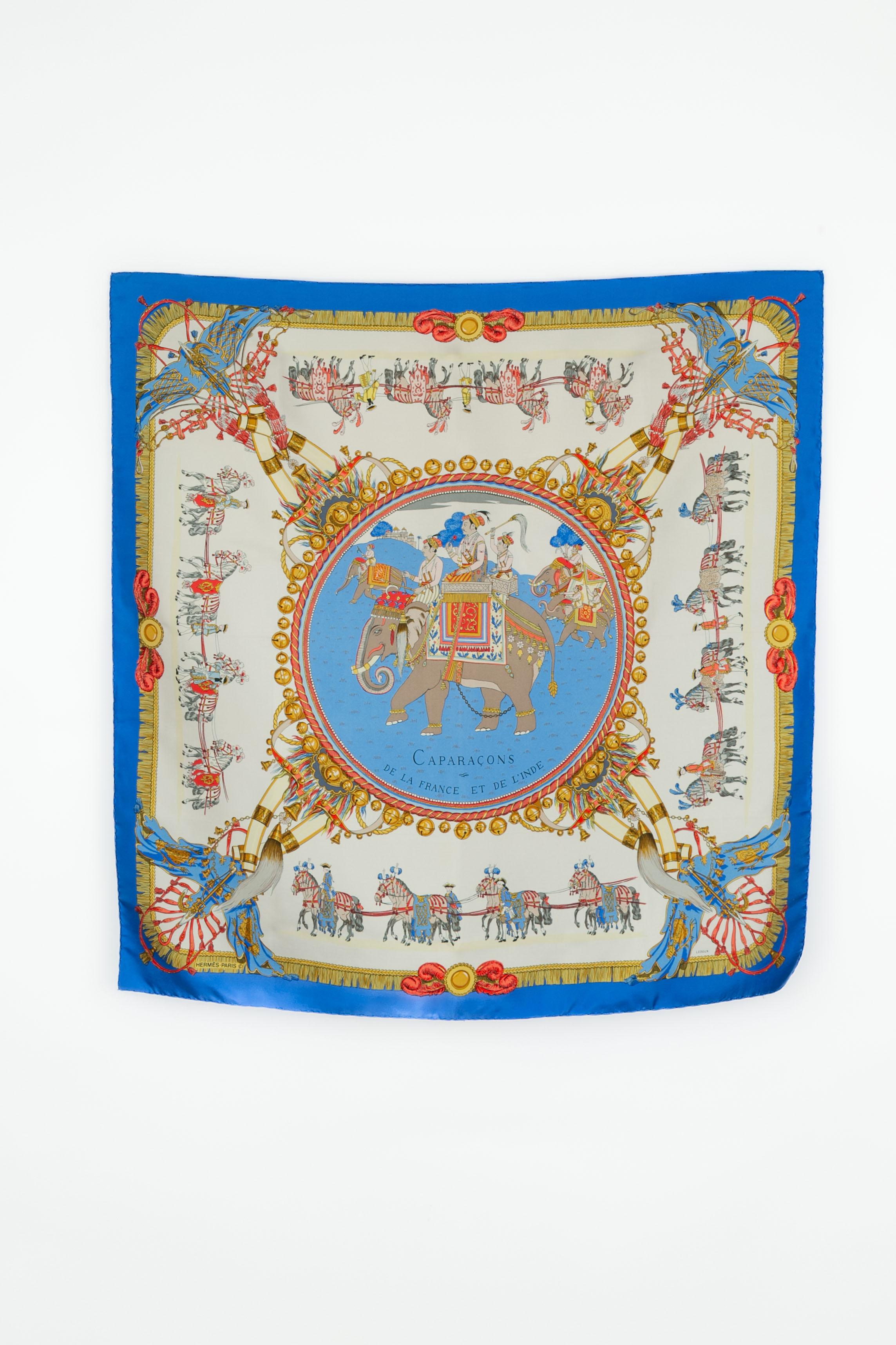 HERMÈS - (Fabriqué en France) Foulard en sergé de soie surpiqué à la main avec le thème 