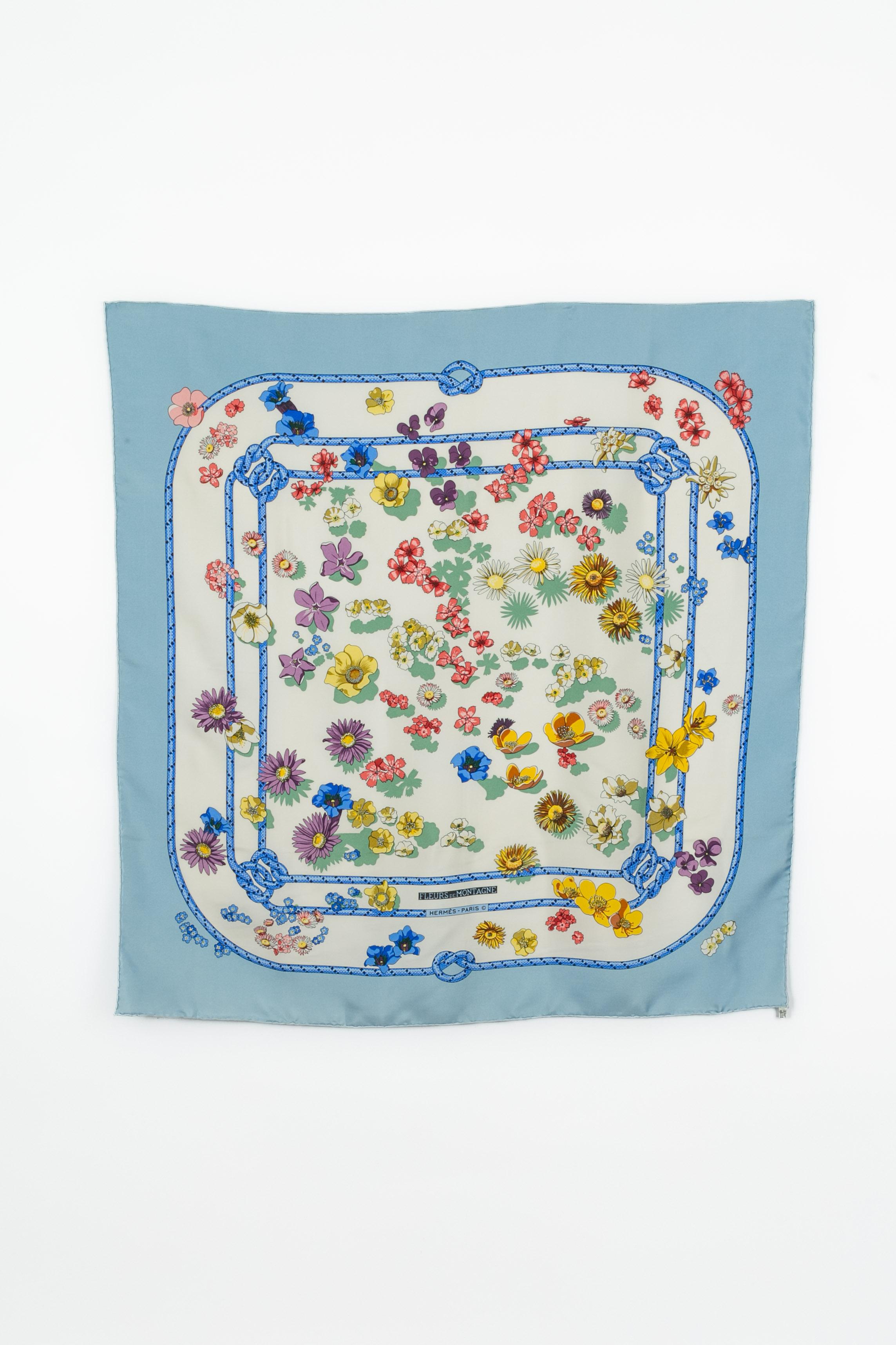 HERMÈS - (Fabricado en Francia) Foulard de sarga de seda en tonos azules y blancos con el tema 