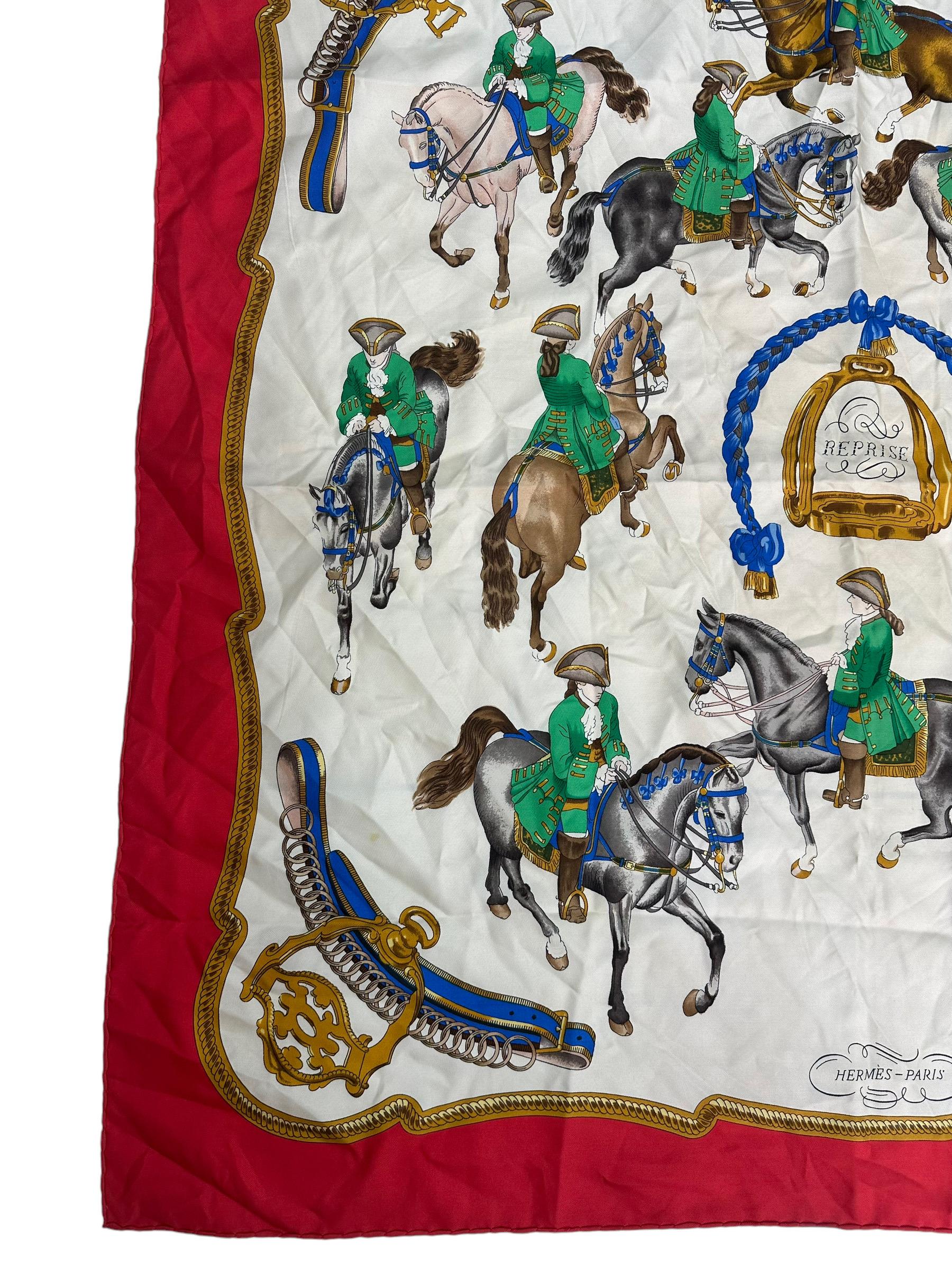 Foulard firmato Hermès, modello Reprise, realizzato in 100% seta. caratterizzato da una bordatura rossa con rappresentazioni di Napoleone a cavallo. Misura quadrata 90×90 centimetri, si presenta in buone condizioni. Da utilizzare come accessorio o