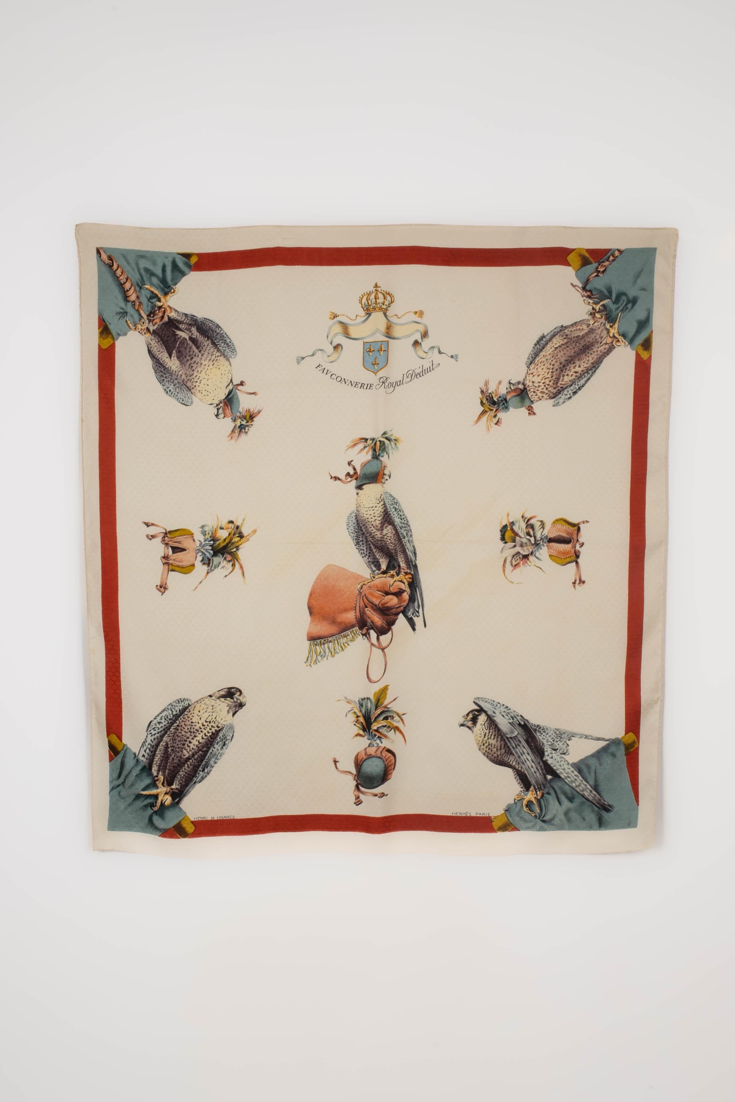HERMÈS - (Made in France) Carf quadrato in seta con il tema 'Piacere reale della falconeria' disegnato da Henri de Linares, prodotto nel 1956. È stato prodotto anche in una versione semplice in twill di seta di Hermès. Mai riprodotto in questo modo,