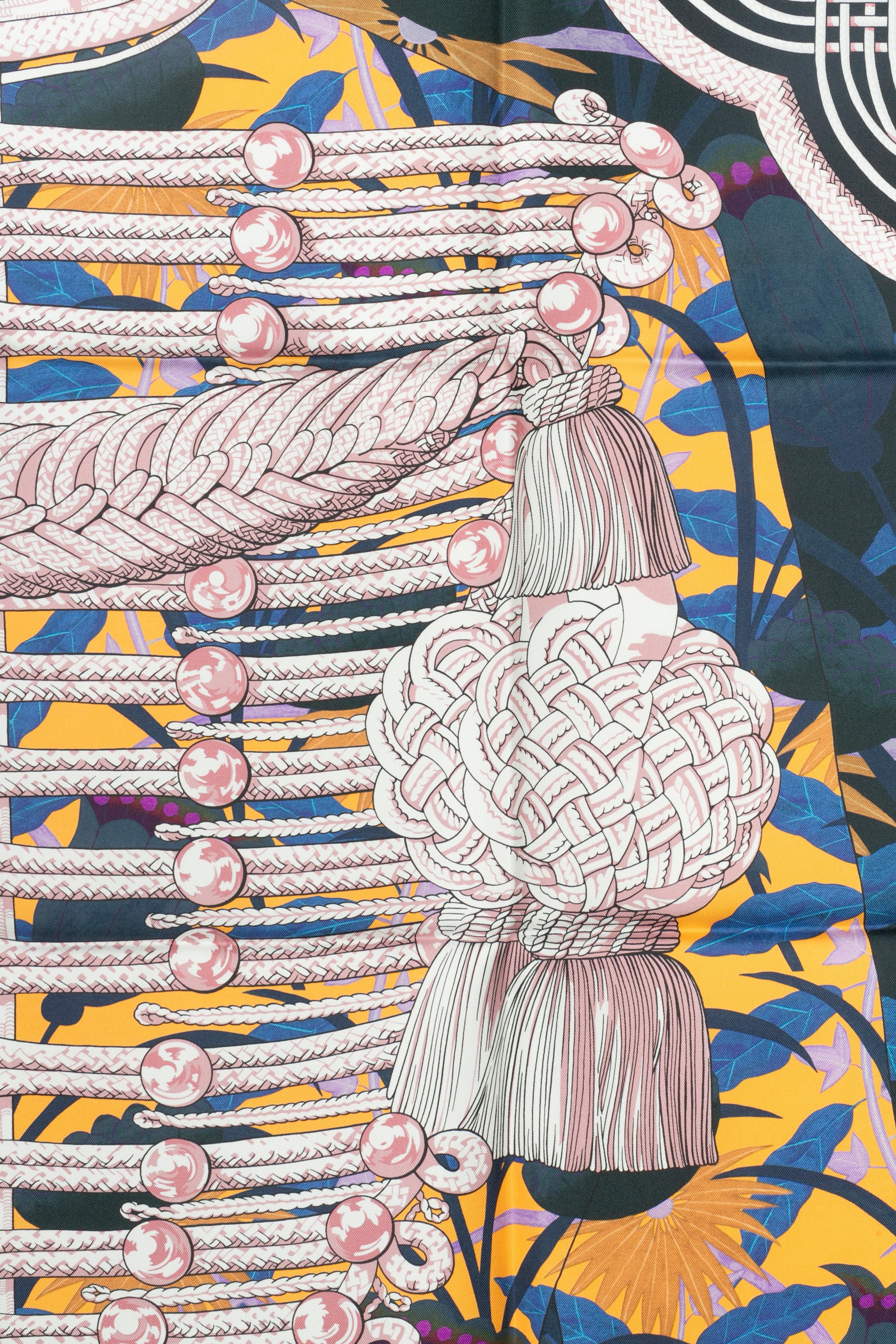 Hermès foulard / scarf 'flower brandenburgs' dual-sided en Excelente estado para la venta en SAINT-OUEN-SUR-SEINE, FR