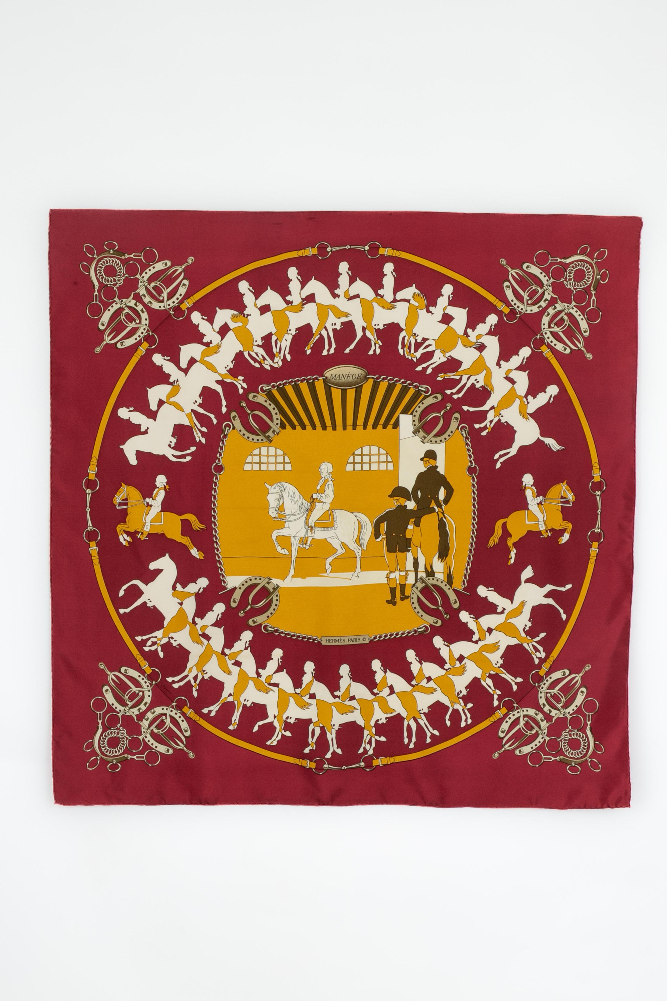 HERMÈS - (Made in France) Gelb- und bordeauxfarbenes Seidenfoulard mit dem von Philippe Ledoux entworfenen Motiv 
