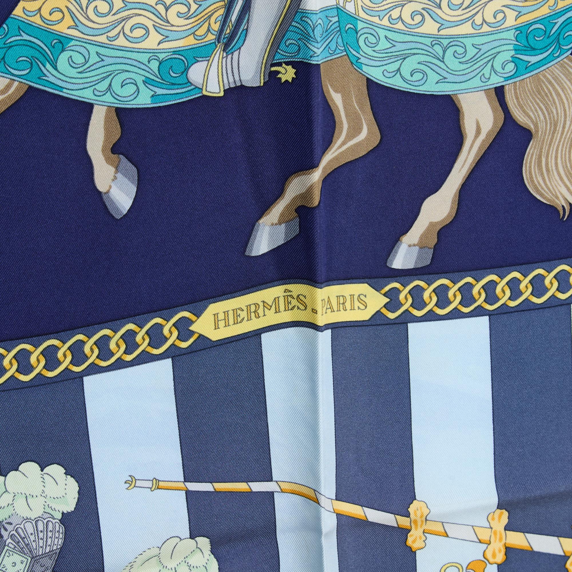 Hermès Foulard Soie Carré 90 Chocs en plume 1995s Navy Silk Scarf In Good Condition For Sale In PARIS, FR