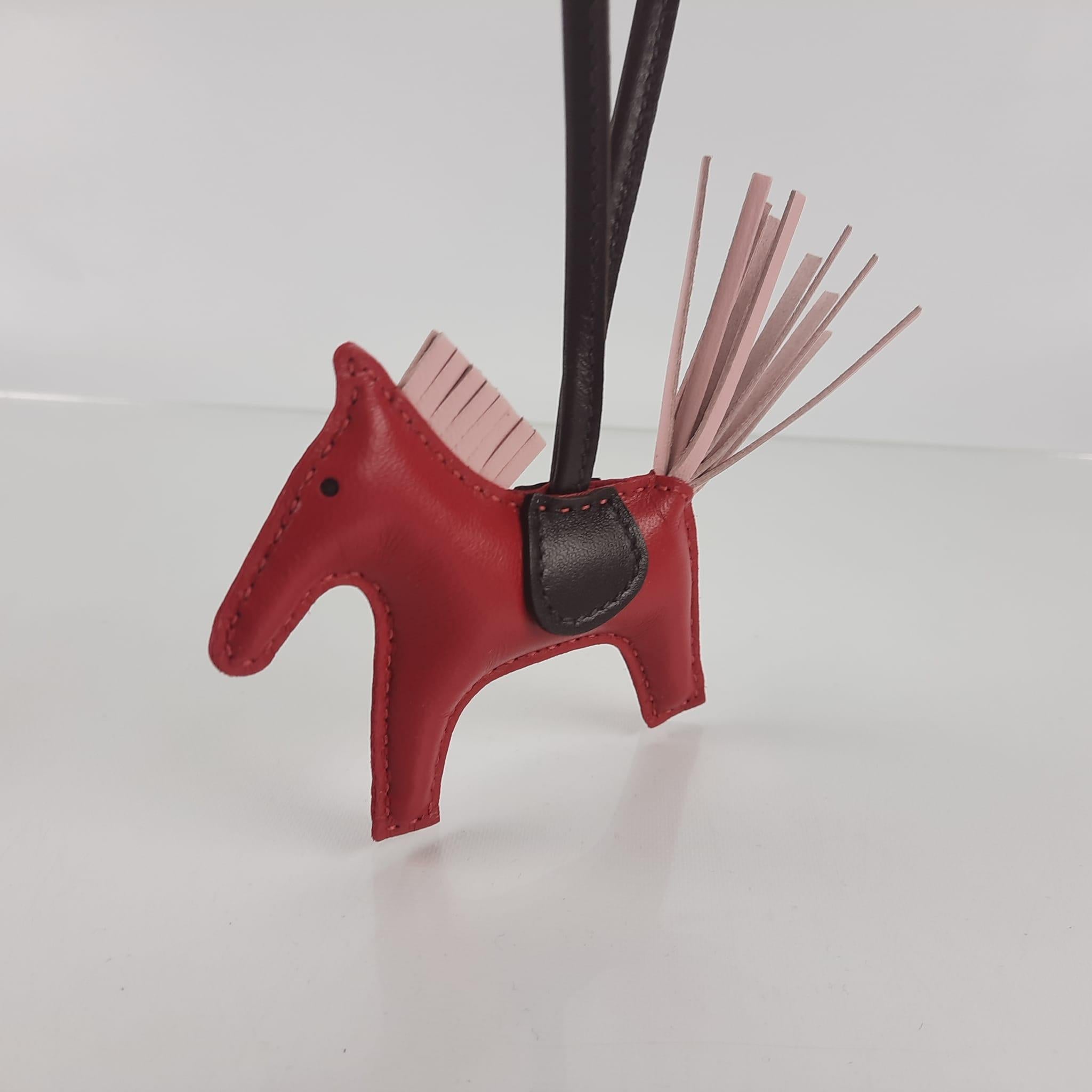 Horse charm in Milo lambskin
Dimensions: L 9.7 x H 7.8 x D 1 cm