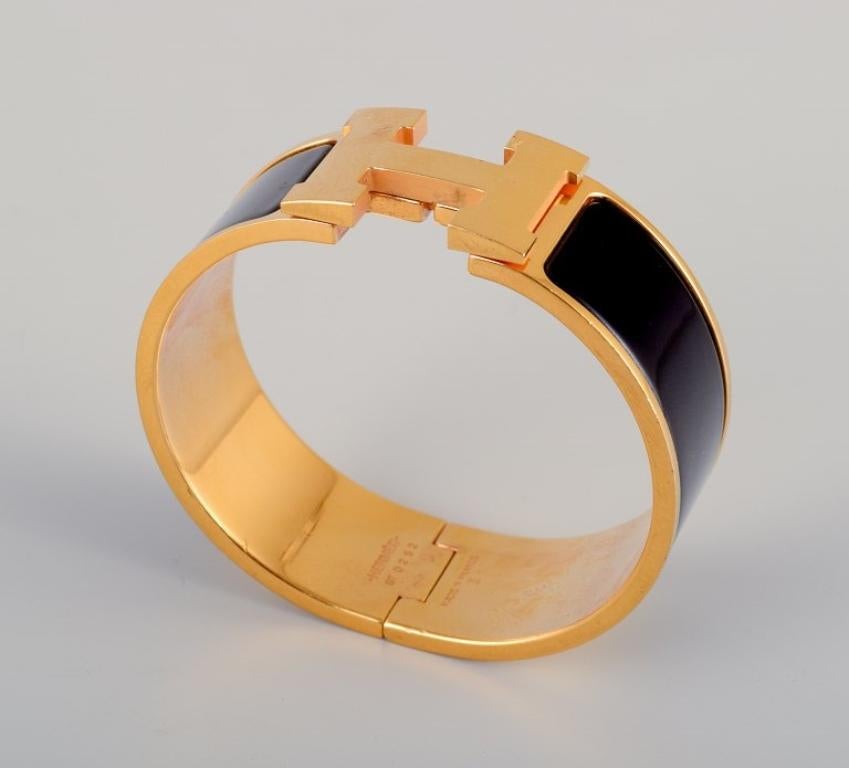 Hermes, France. Clic Clac H bracelet. Gold-plated metal and enamel. In Excellent Condition In bronshoj, DK