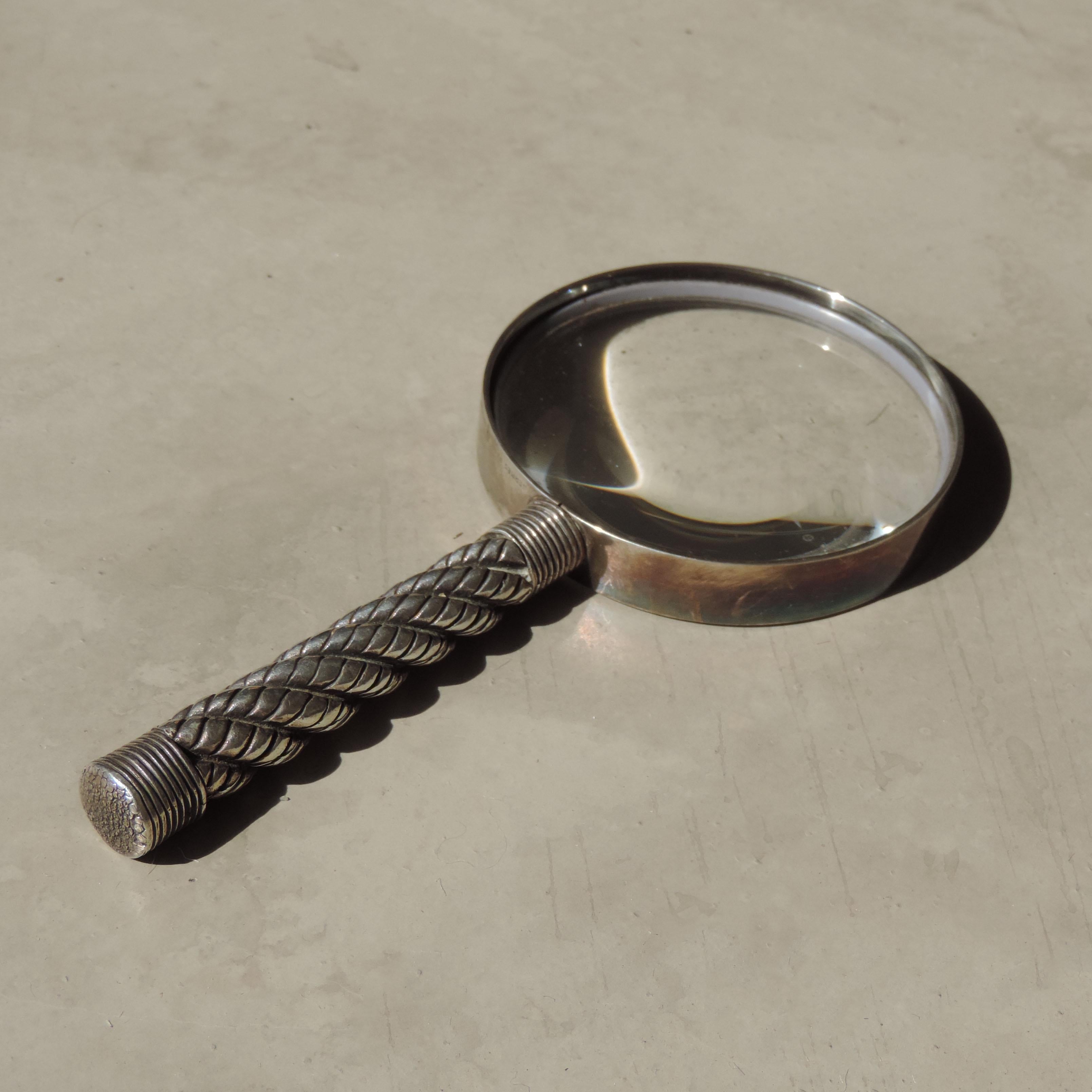 Hermès France Loupe de bureau en métal argenté. 
Entièrement signé Hermès France 
 