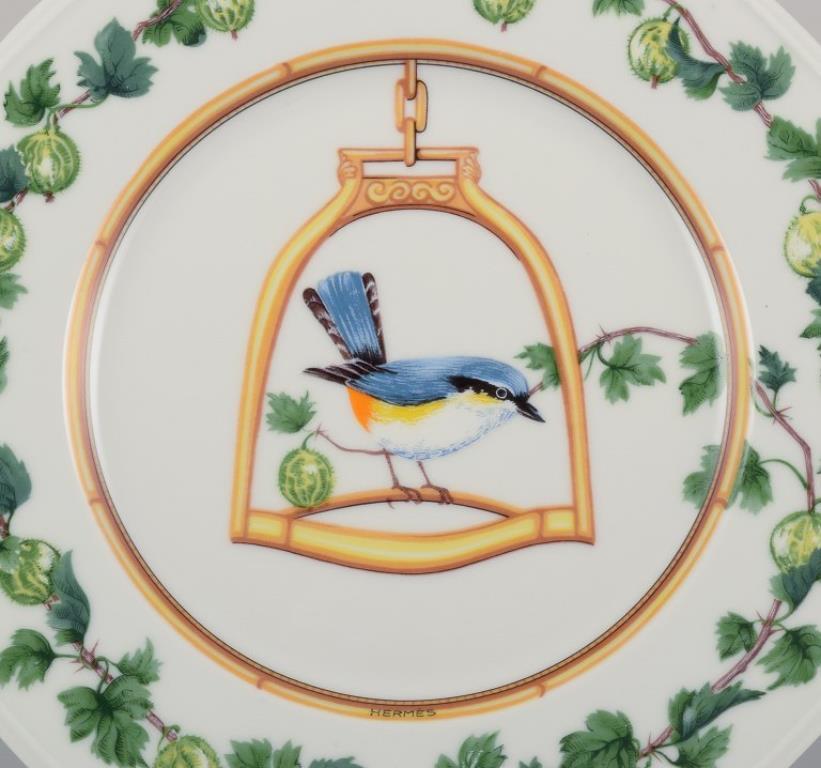 Hermès, Frankreich. Zwei Porzellanteller mit Vogelmotiven aus der Serie 