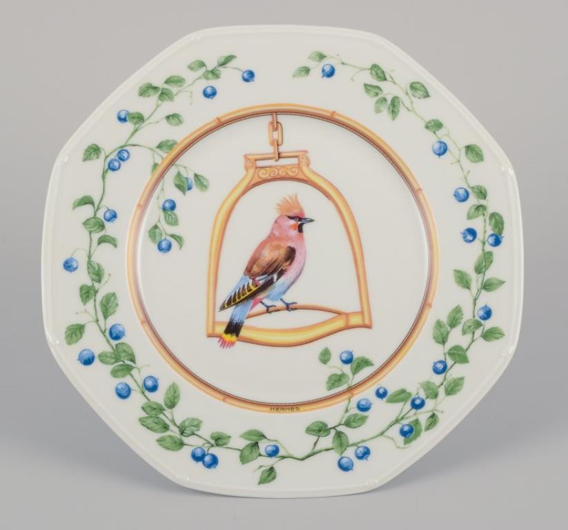 Hermès, France. Deux assiettes en porcelaine avec des motifs d'oiseaux de la série 