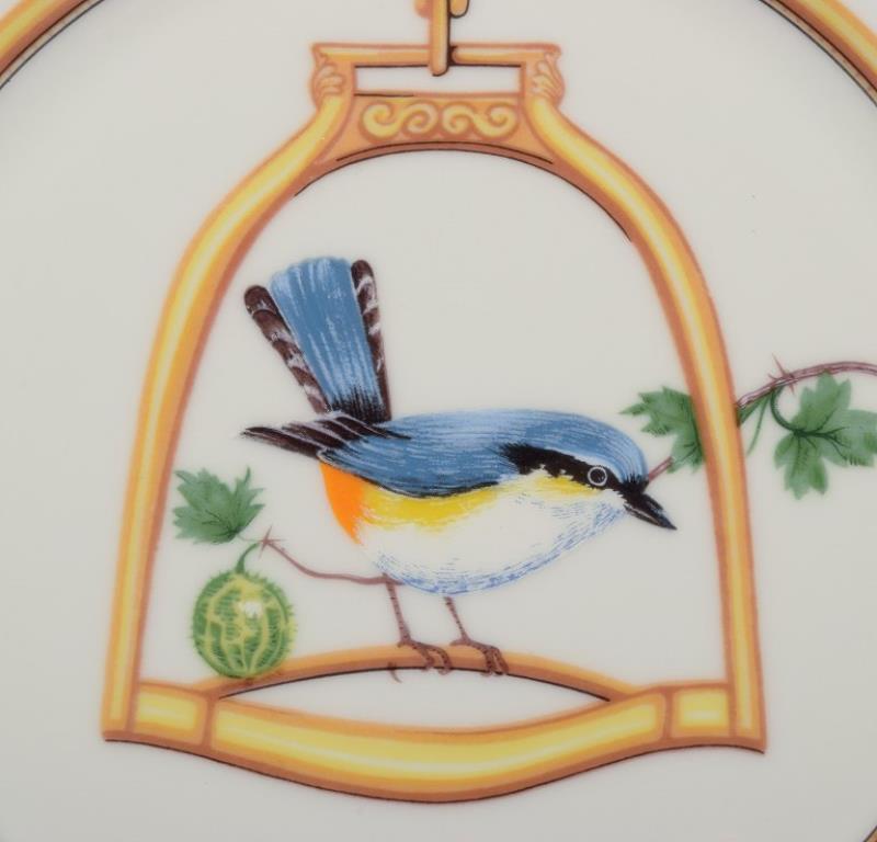 Hermès, Frankreich. Zwei Porzellanteller mit Vogelmotiven. Ende 20. Jh. (Französisch) im Angebot