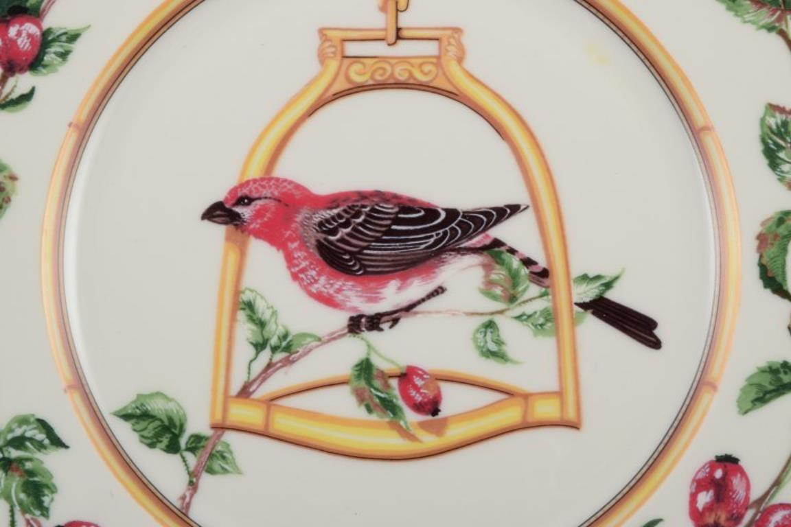 Français Hermès, France. Deux assiettes en porcelaine à motifs d'oiseaux. Fin du 20e siècle. en vente