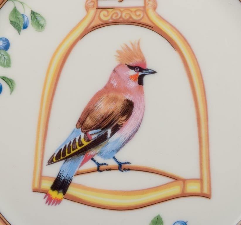 Français Hermès, France. Deux assiettes en porcelaine à motifs d'oiseaux. Fin du 20e siècle. en vente