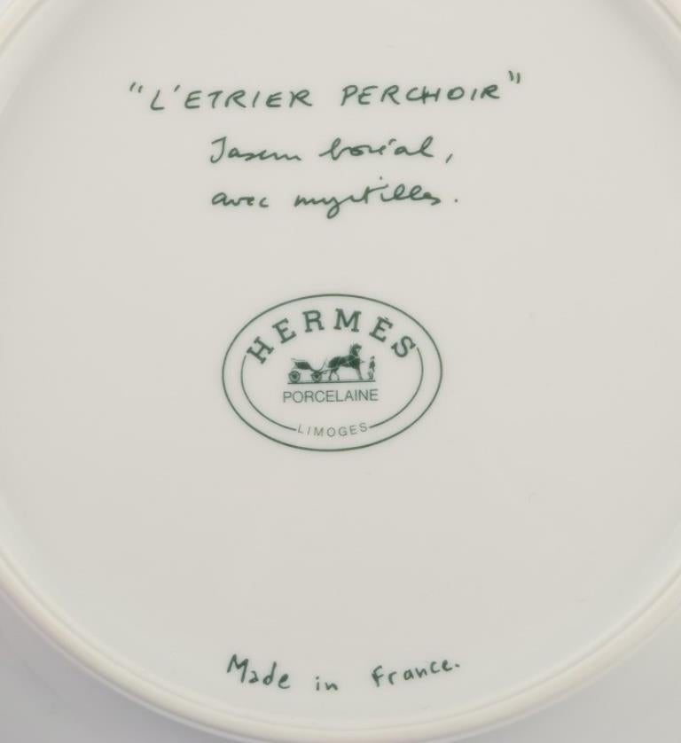 Hermès, France. Deux assiettes en porcelaine à motifs d'oiseaux. Fin du 20e siècle. Excellent état - En vente à København, Copenhagen
