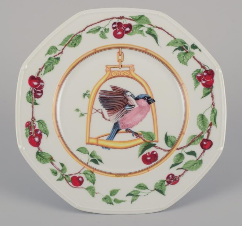 Hermès, Frankreich. Zwei Porzellanteller mit Vogelmotiven. Ende 20. Jh. (20. Jahrhundert) im Angebot