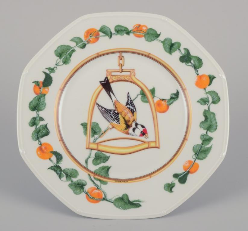 20ième siècle Hermès, France. Deux assiettes en porcelaine à motifs d'oiseaux. Fin du 20e siècle. en vente