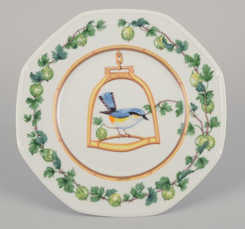 20ième siècle Hermès, France. Deux assiettes en porcelaine à motifs d'oiseaux. Fin du 20e siècle. en vente