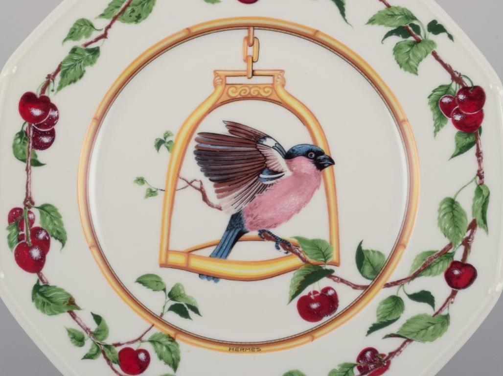 Hermès, Frankreich. Zwei Porzellanteller mit Vogelmotiven. Ende 20. Jh. im Angebot 1
