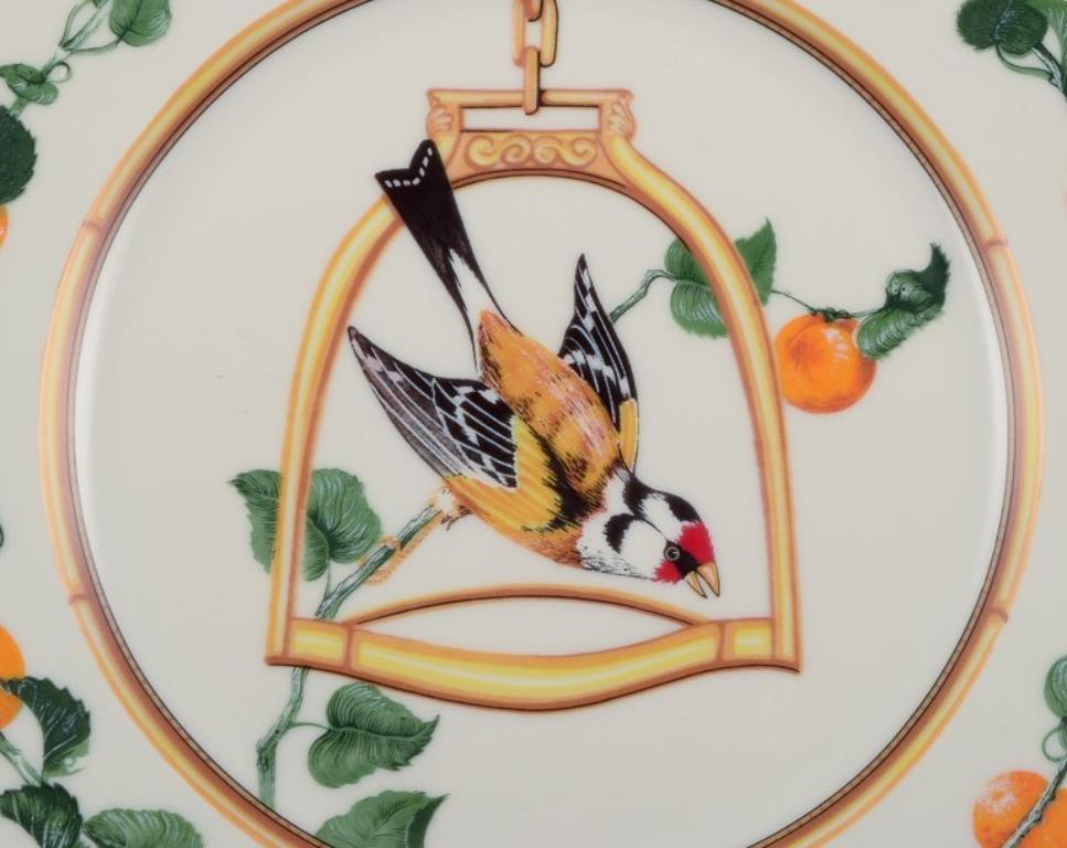 Porcelaine Hermès, France. Deux assiettes en porcelaine à motifs d'oiseaux. Fin du 20e siècle. en vente