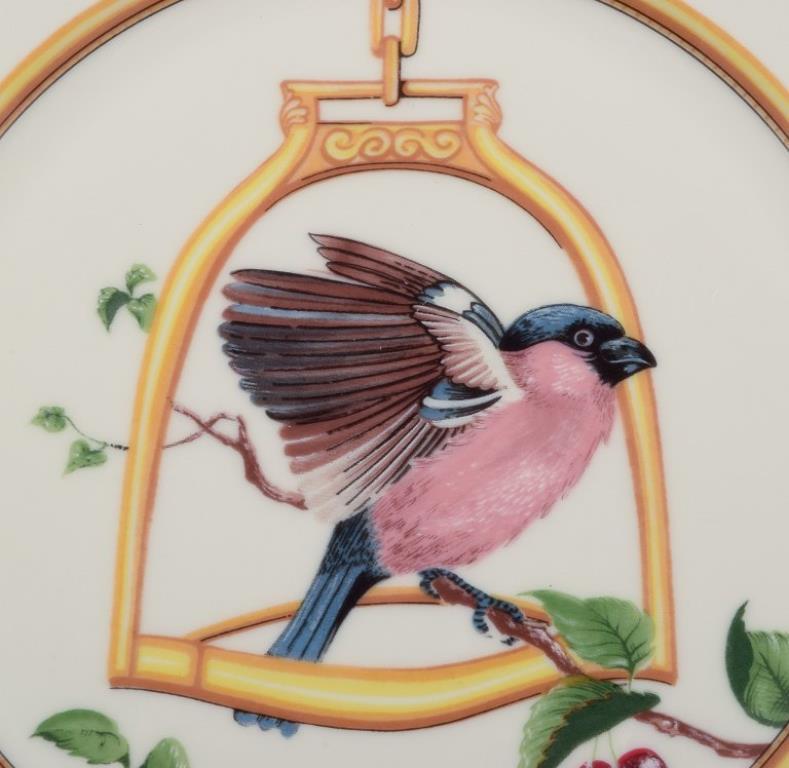 Hermès, Frankreich. Zwei Porzellanteller mit Vogelmotiven. Ende 20. Jh. im Angebot 2