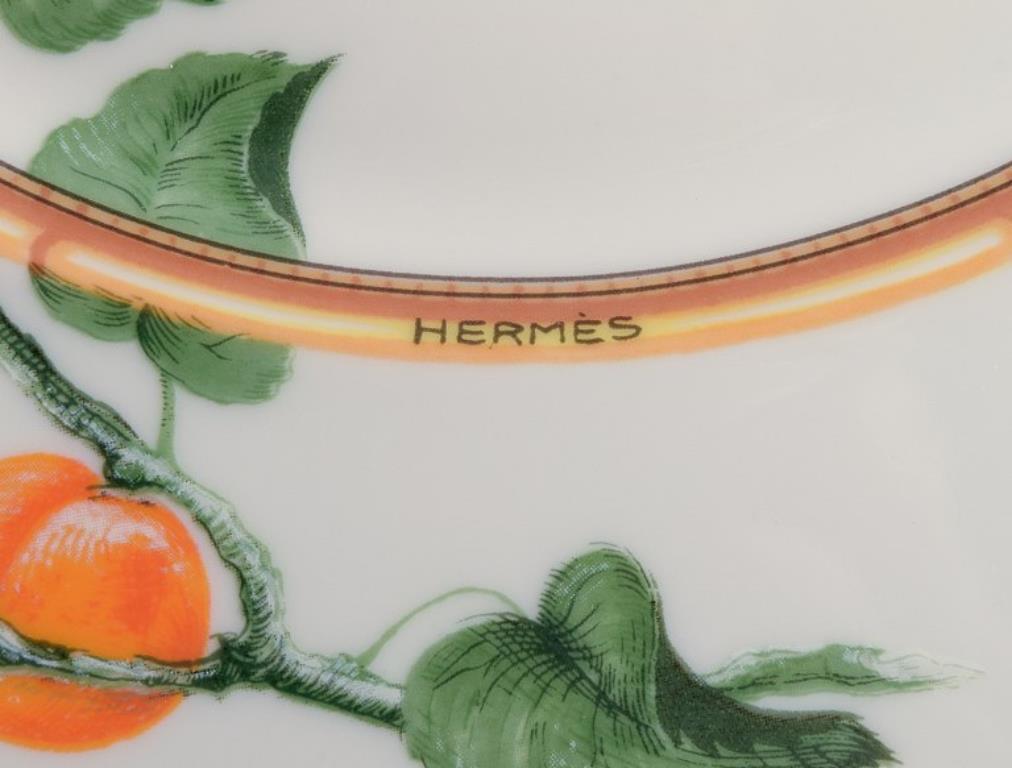 Hermès, France. Deux assiettes en porcelaine à motifs d'oiseaux. Fin du 20e siècle. en vente 1