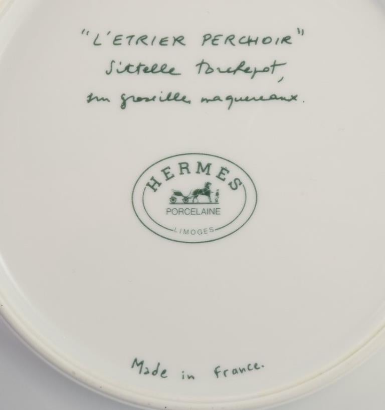Hermès, France. Deux assiettes en porcelaine à motifs d'oiseaux. Fin du 20e siècle. en vente 1
