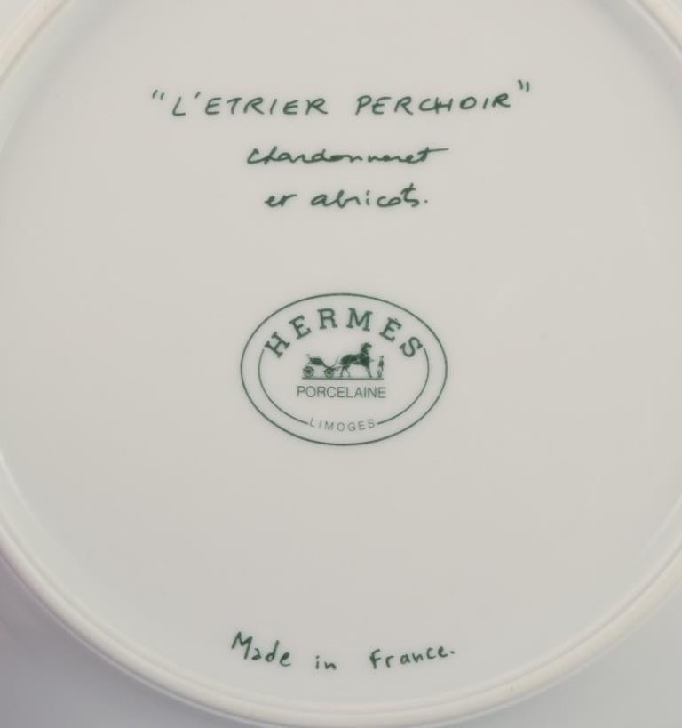 Hermès, France. Deux assiettes en porcelaine à motifs d'oiseaux. Fin du 20e siècle. en vente 2