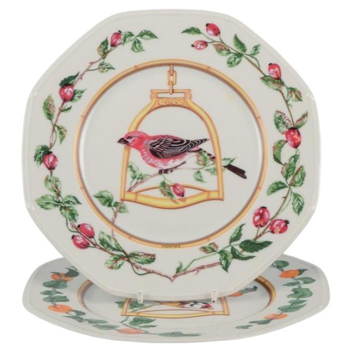 Hermès, Francia. Dos platos de porcelana con motivos de pájaros. Finales del siglo XX