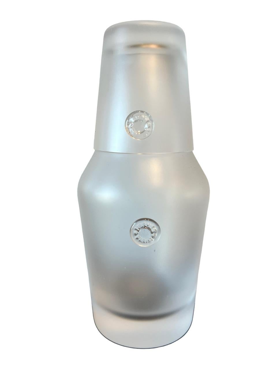 Ensemble français contemporain de 2 pièces en cristal givré pour carafes et gobelets de chevet, signé Hermès, avec marquage de la marque sur les côtés. 
