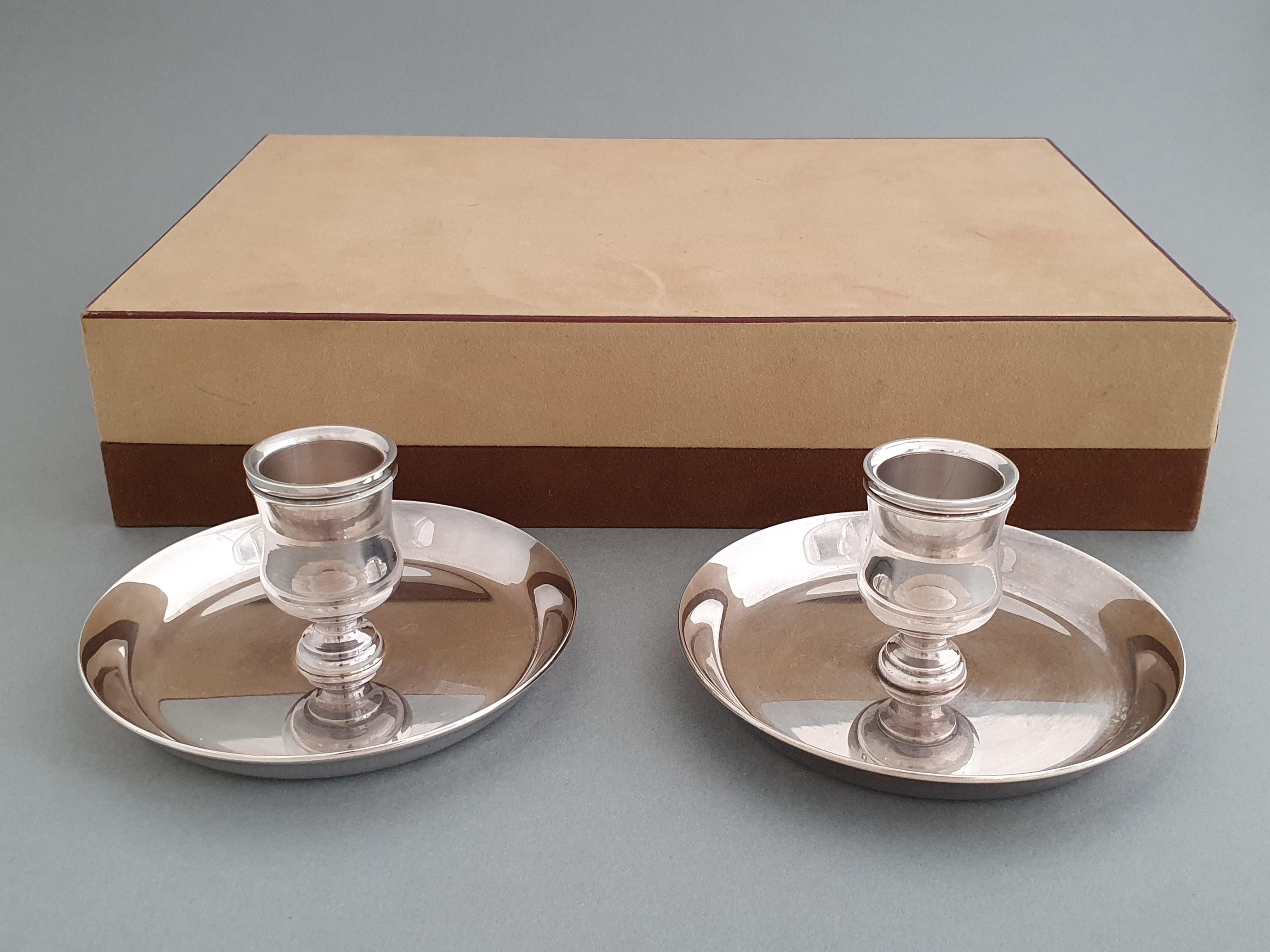 Pair of silver-plated candlesticks from Maison Hermès 

In its original case, with space for the candles 

Diameter: 9.6 cm 
Height: 4.8 cm

Good condition.
