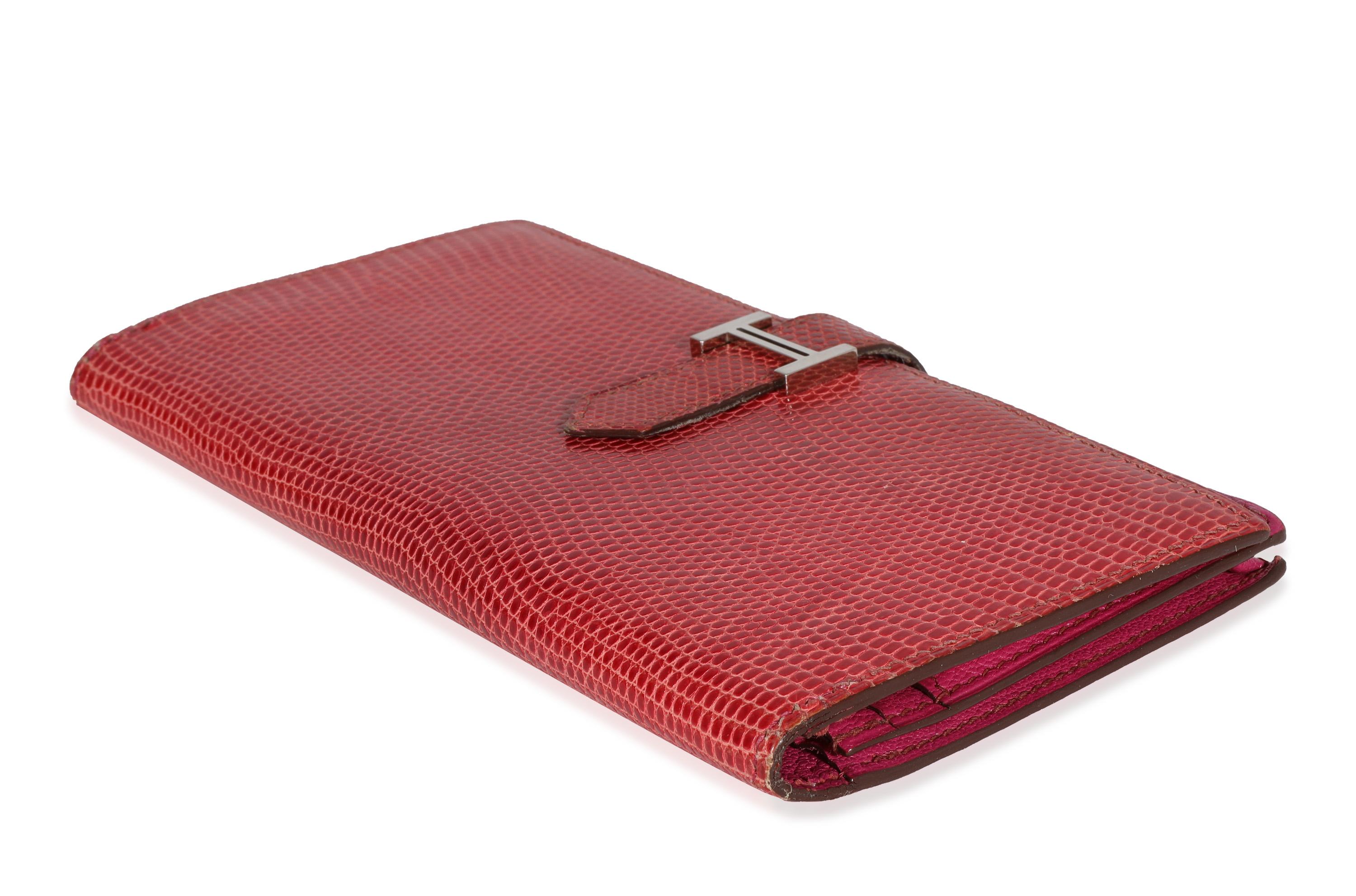 Titolo: Hermès Portafoglio classico Bearn in lucertola fucsia PHW
SKU: 122291
Condizioni: Usato 
Condizioni della borsa: Buono
Commenti sulle condizioni: L'articolo è in buone condizioni con evidenti segni di usura. Graffi, scolorimento e segni