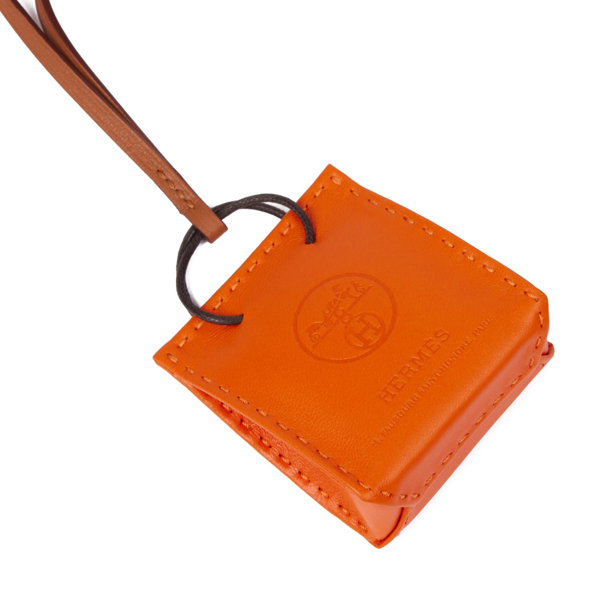 Hermès FUE MILO LAMBSKIN & GOLD SWIFT CALFSKIN LEATHER ORANGE BAG CHARM

CONDITION NOTES
This item is in unworn condition.

BRAND	Hermès
MODEL	Shopping Bag Charm
AGE	2022
GENDER	Women's
MATERIAL(S)	Milo Lambskin Leather, Swift Calfskin