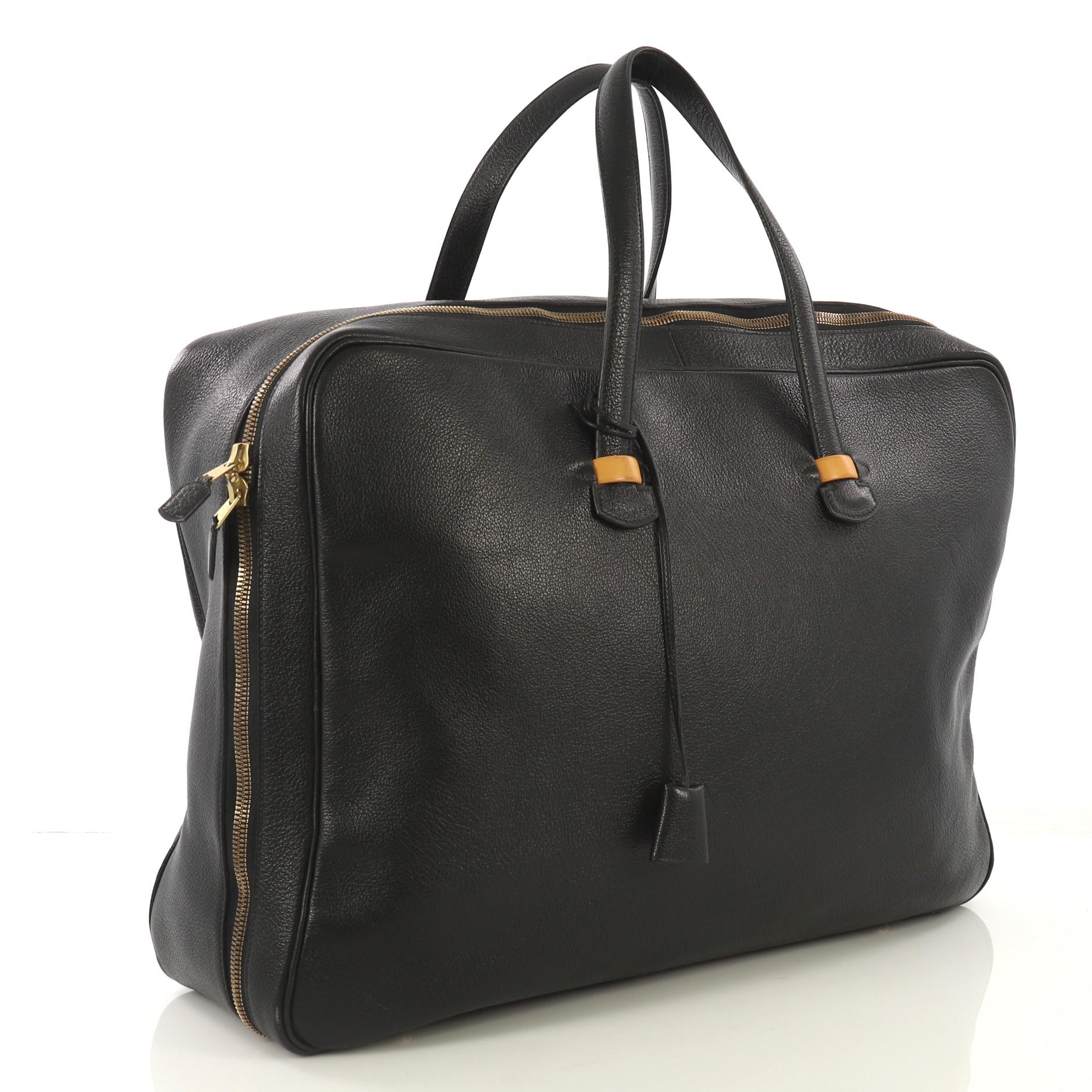This Hermes Galop Briefcase Bag Buffalo Skipper 50, crafted from Noir black Buffalo Skipper leather and Natural Vache Naturelle, features dual flat handles and gold hardware. Its zip closure opens to a Noir black Buffalo Skipper leather interior.