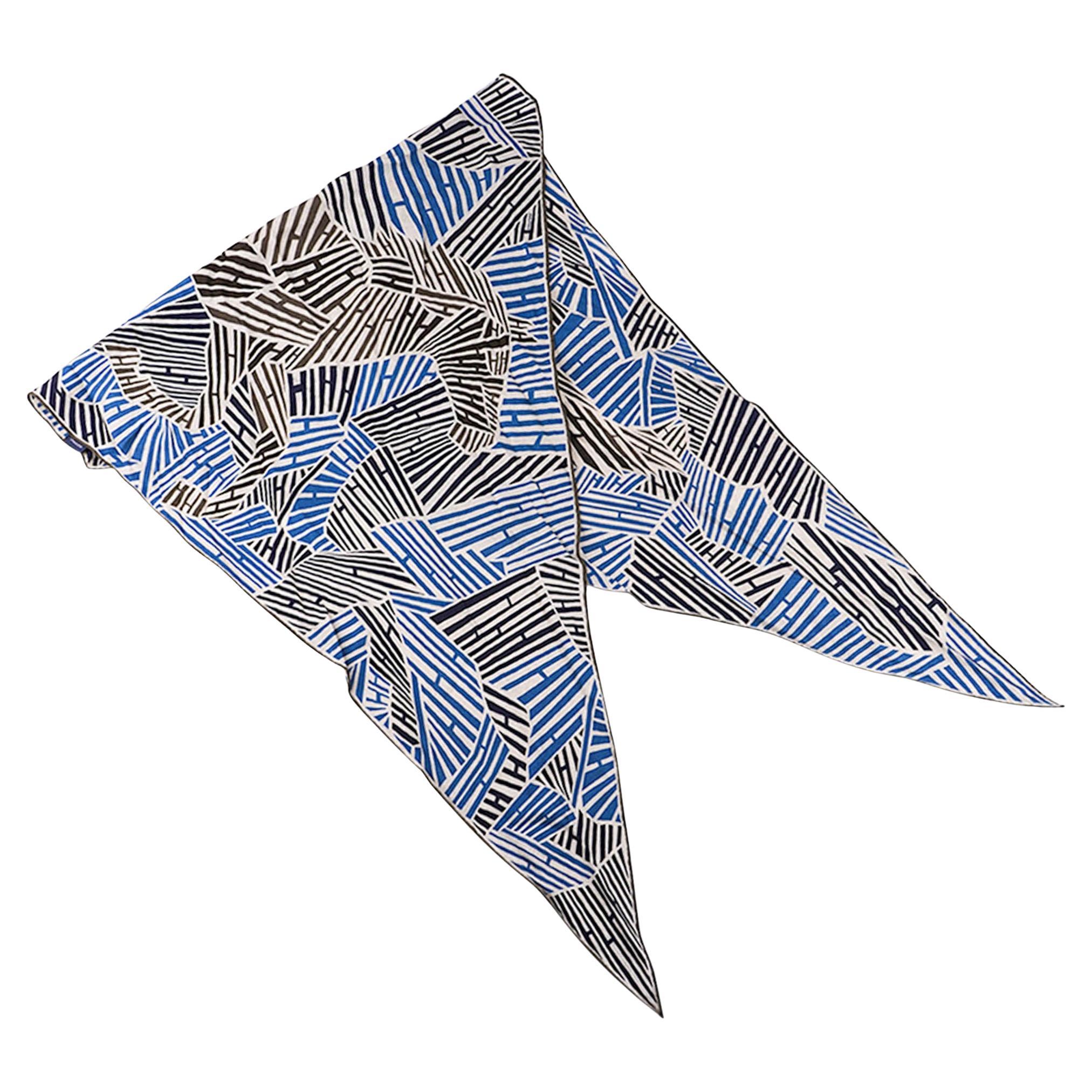 Mightychic offers a limited edition Hermes scarf Galop'H Losange designed by Anamorphee.
Featured in Naturel, Bleu and Etoupe colorway.
Depicts a composition of H's which form a galloping horse in the center of the scarf.
For a contmeporary