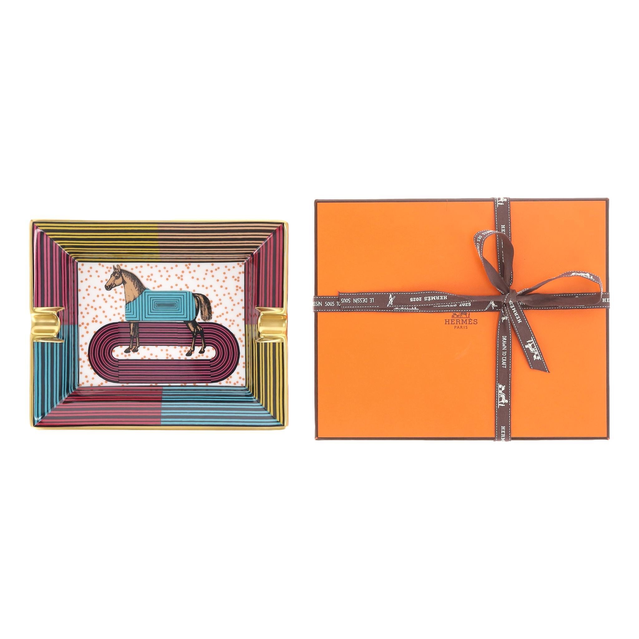 Nuevo - Cenicero Hermes Garde-Robe Pop de porcelana y piel de cabra

Gianpaolo Pagni se inspira en la colección Emile Hermes 

de uno de ellos. Utilizando su famosa técnica de estampación, viste y da vida al caballo con un vibrante vestuario