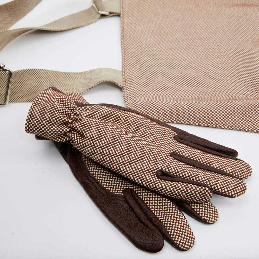 Gardening set, apron and gloves, HERMES. The apron is canvas and the gloves are bimaterial canvas H (cotton and various), and leather. 
Never worn. Made In France. 
The apron is a single size adjustable at the waist by its tightening strap. The