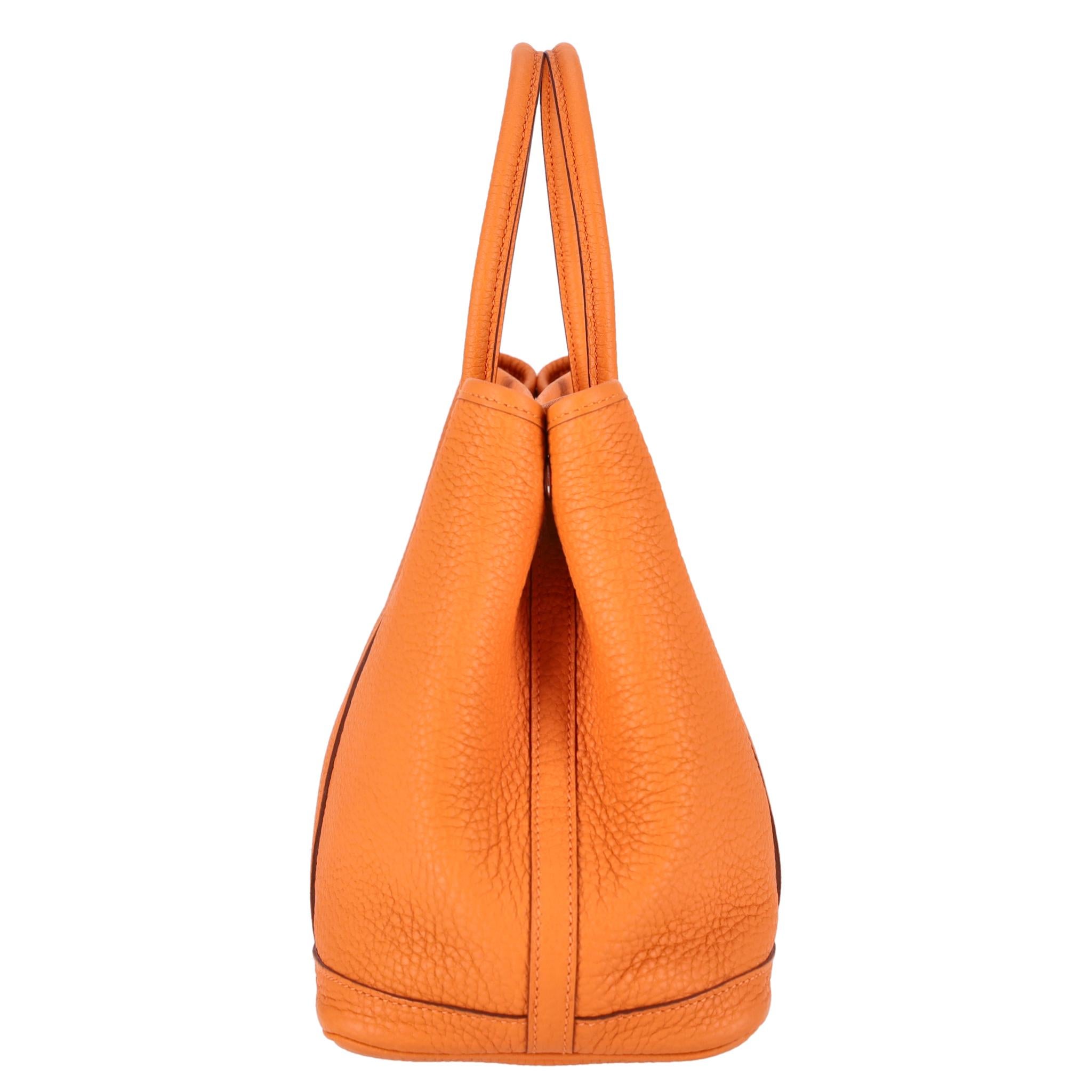 Nous adorons - Sac en cuir Garden Party 30 d'Hermes

Sac classique chic en cuir orange Neogonda avec des accessoires en palladium.

Fermeture à bouton pression Clou de Selle, poignée supérieure en cuir et boutons-pression sur les côtés.

Timbre à