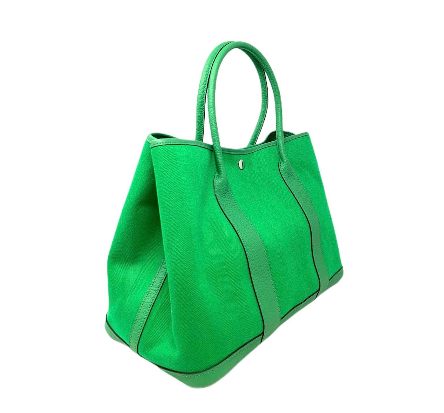 Hermes Garden Party 35 bag in fabric and leather inserts. excellent condition is carried by hand. Hdw Silver.
Green Bamboo color, Dust Bag included. Stamp R in a square.