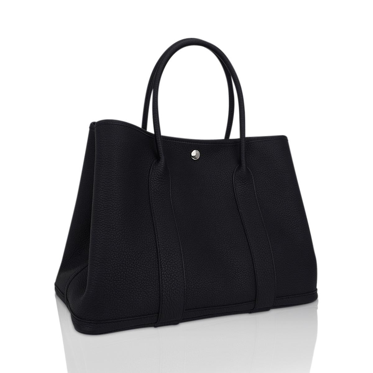 Mightychic offers an Hermes Garden Party 36 Pockets bag featured in Black.
This timeless tote bag is accentuated in plush Negonda leather.
Fresh palladium Clou de Selle hardware.
Herringbone canvas lining and interior zipper pocket.
Comes with