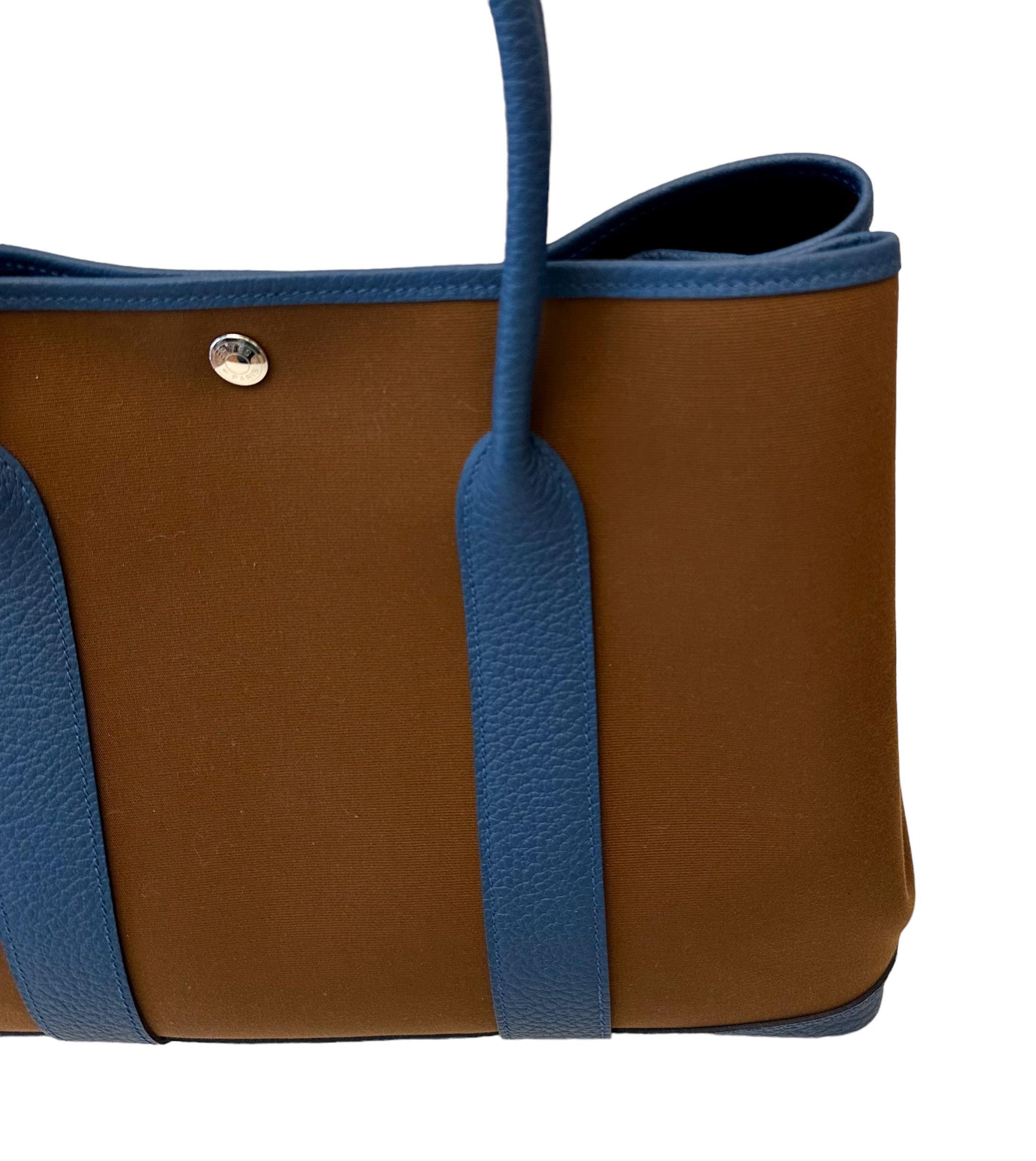 Iconic piece form the house of Hermès, this pre-owned Garden Party 36 is in pristine condition.
It is crafted in a beautiful coffee color canvas and blue Negonda leather for the leather parts.
It opens and adjusts with the 