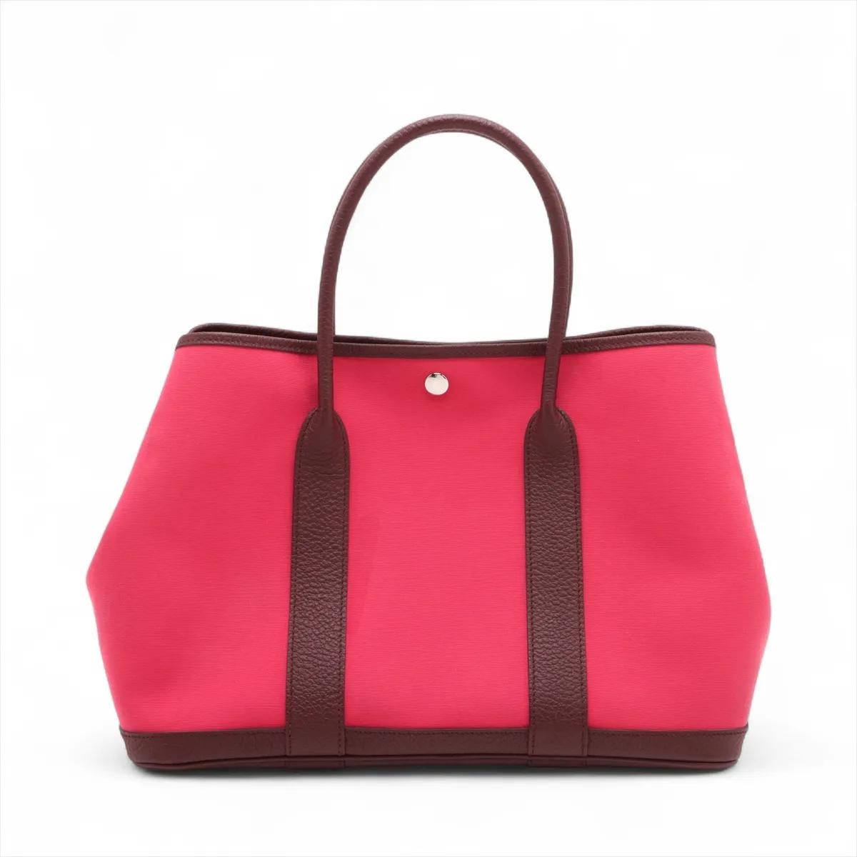 La Hermès Garden Party 36 PM in Rose Extreme x Bordeaux è una tote raffinata e versatile che unisce eleganza e praticità. Realizzato con materiali di prima qualità, presenta un sorprendente contrasto tra il vibrante Rosa Estremo e i profondi accenti