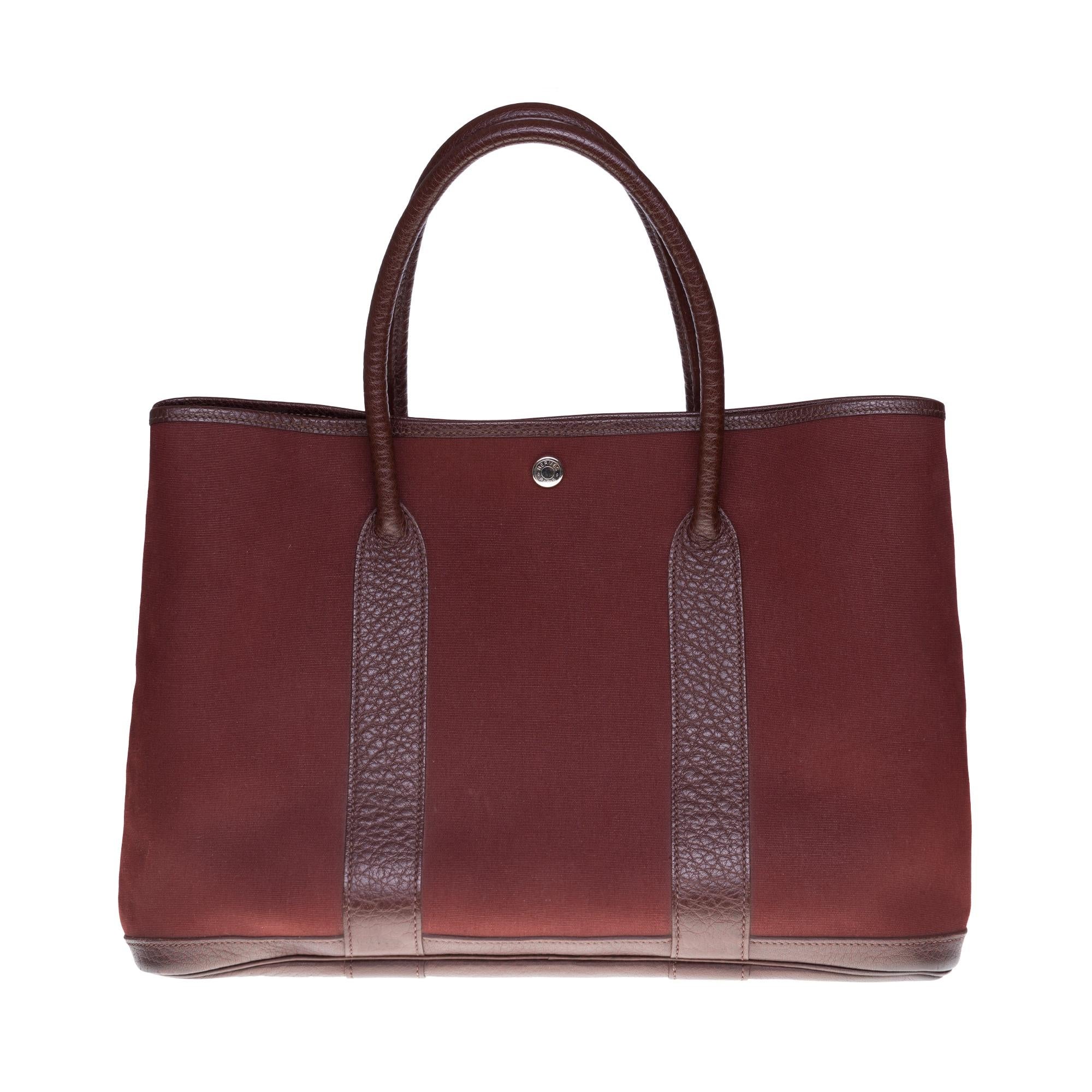 Splendid Hermes Garden party bag 36cm in burgundy canvas and brown leather, double handle in brown leather allowing a hand or shoulder.

Closure by press button.
Interior in burgundy canvas.
Signature: 