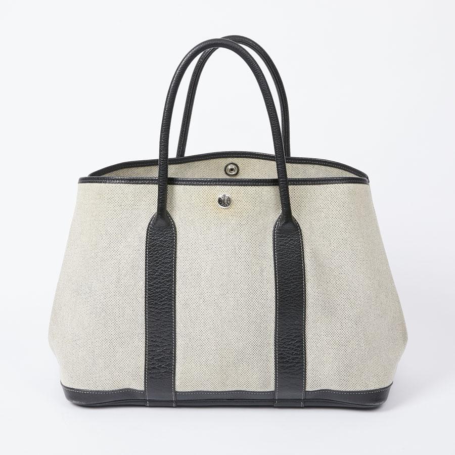 Sober, sporty and relaxed, the Garden Party is the ultimate tote bag. On the sides, 3 palladium silver snaps which adjust the opening and offer generous capacity. In Country cow and chevron canvas, it has an inside pocket with zipper. It is slightly