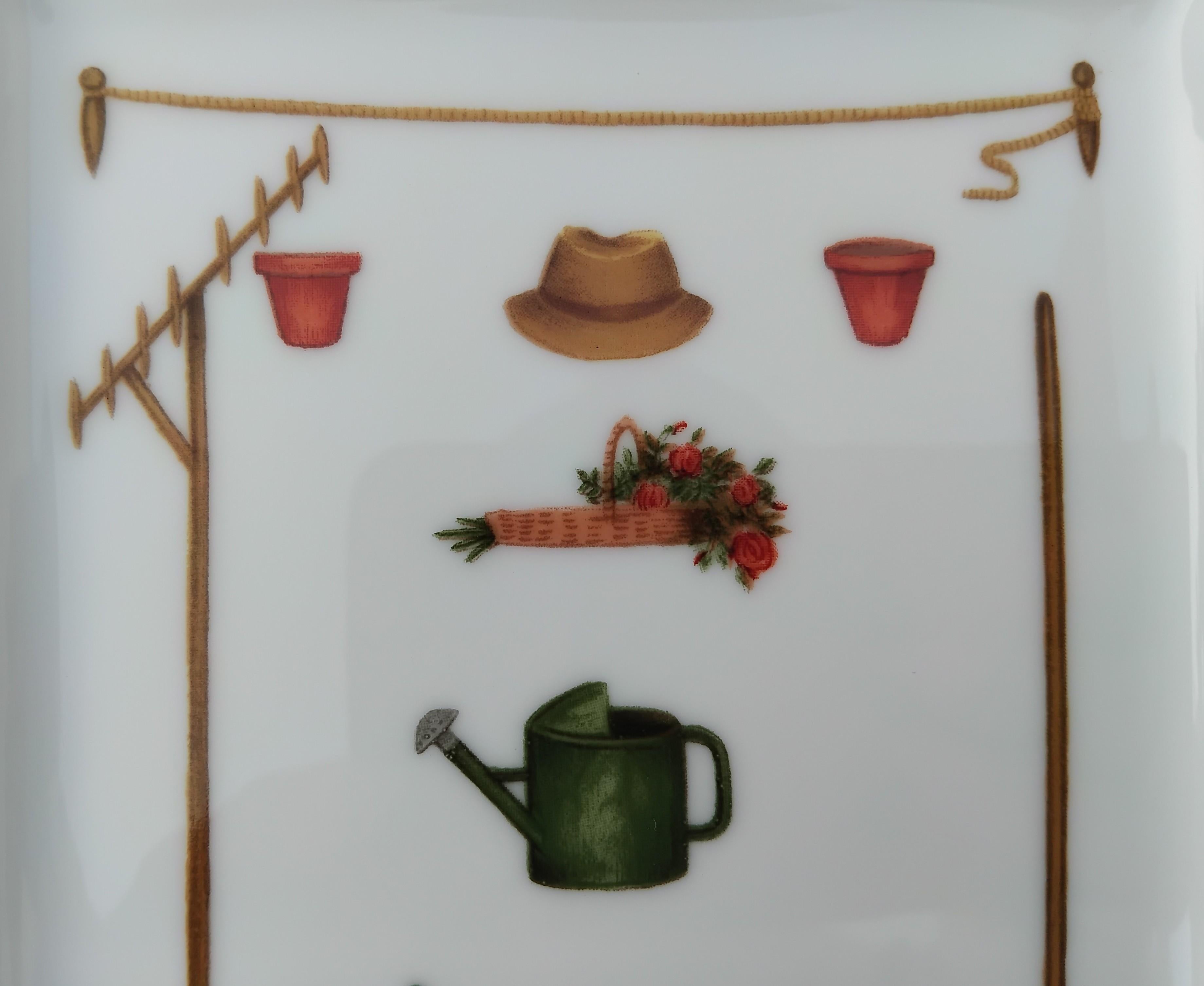 Lovely and Rare Authentic Hermès Ashtray

Print: gardener's hat, flower pots, basket with roses, rake, shovel, watering can, clogs, cauliflower, garden strings

Theme: Garden, Gardener, Vegetable Garden, Cauliflower, Vegetables

Perfect gift for a