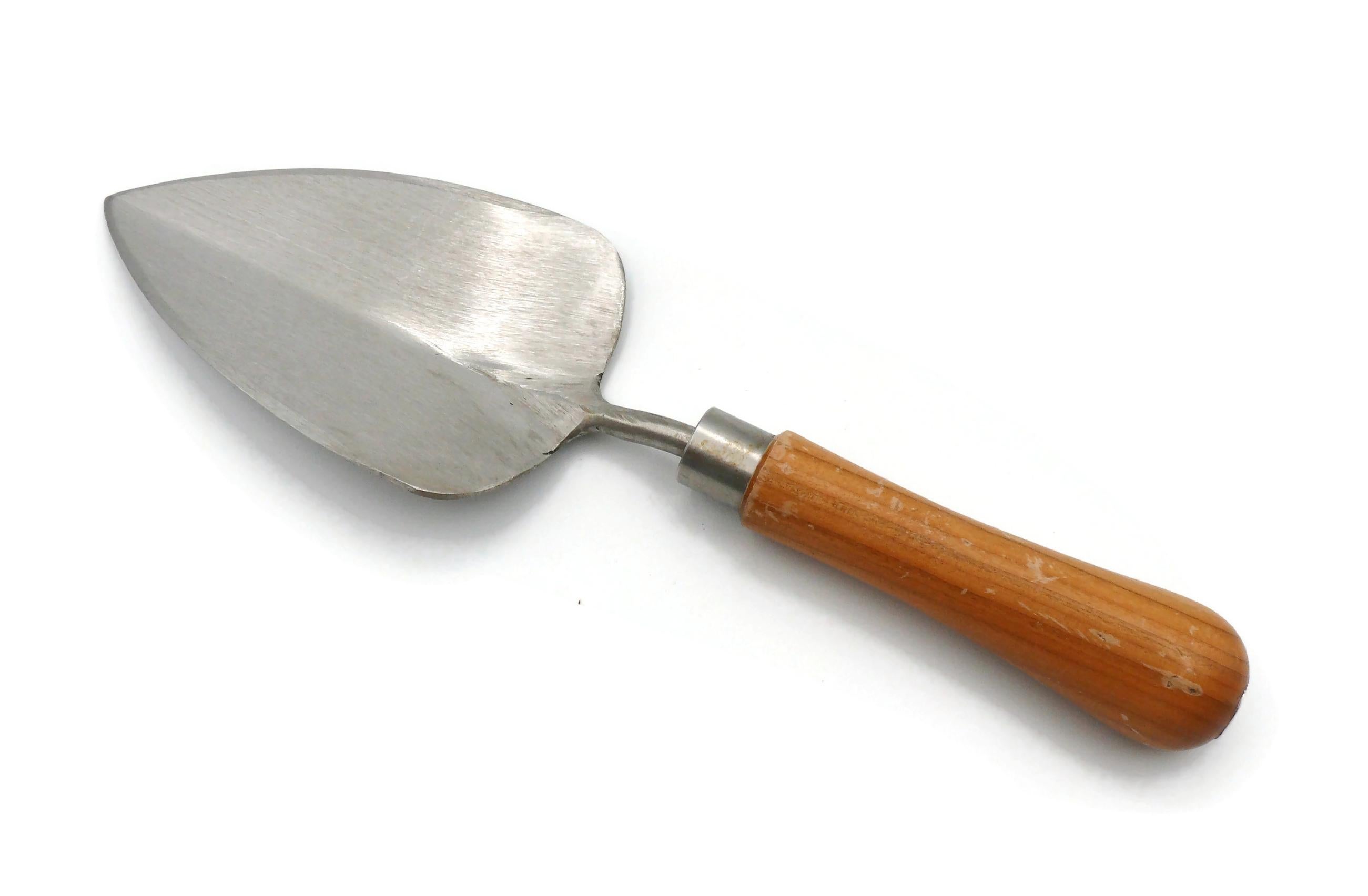 HERMES three-piece gardening set including a spade, trowel and weeding fork.

Embossed HERMES PARIS.

Indicative measurements : trowel length approx. 31.2 cm (12.28 inches) / weeding fork length approx. 27.5 cm (10.83 inches) / spade approx. 24.5 cm