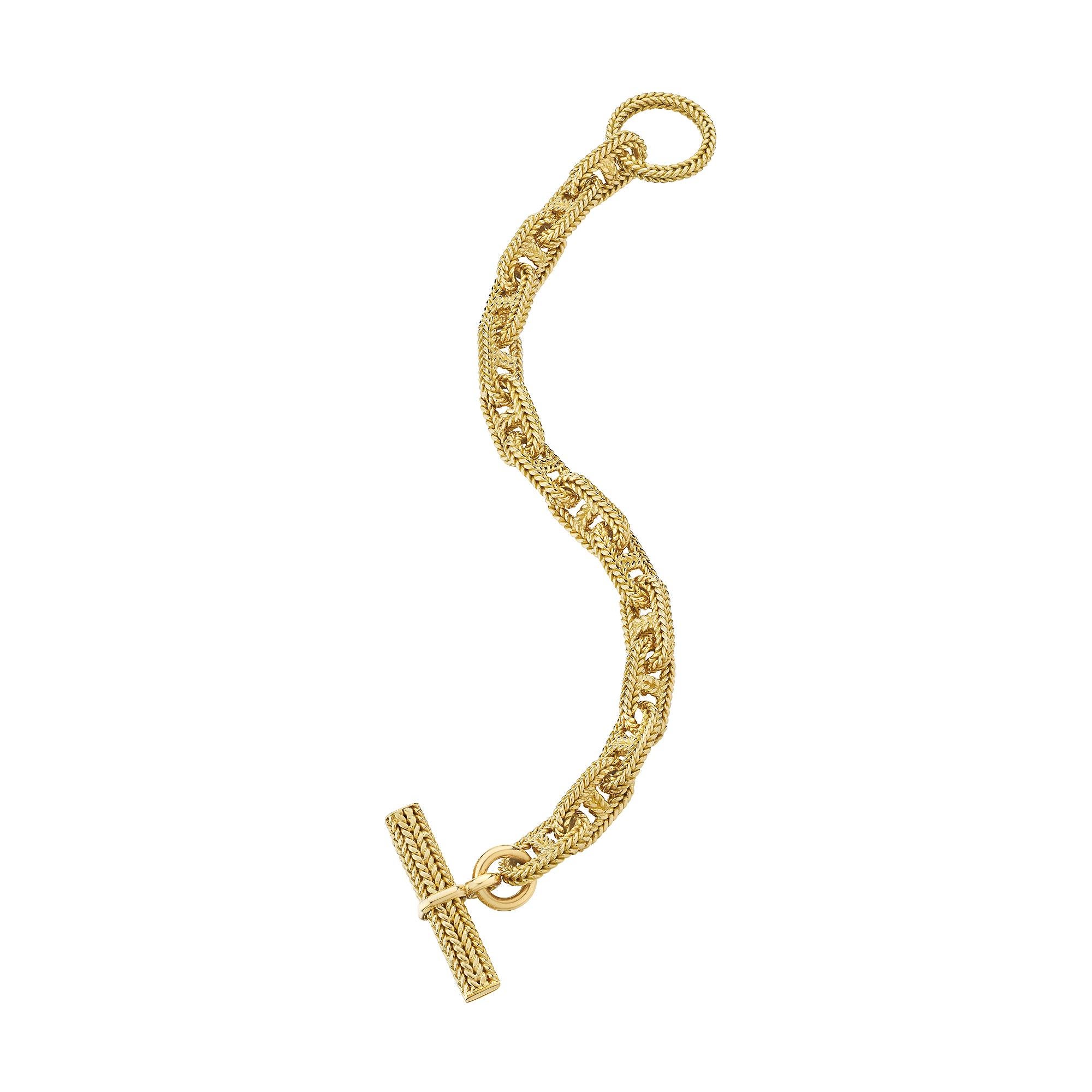 Ce bracelet Hermes Georges L'Enfant Paris 'chaine d'ancre' est la pièce que vous recherchiez. Il est de taille moyenne et bien exécuté. Avec ses treize maillons fabriqués à la main, ce bracelet en or jaune 18 carats à chevrons tissés est