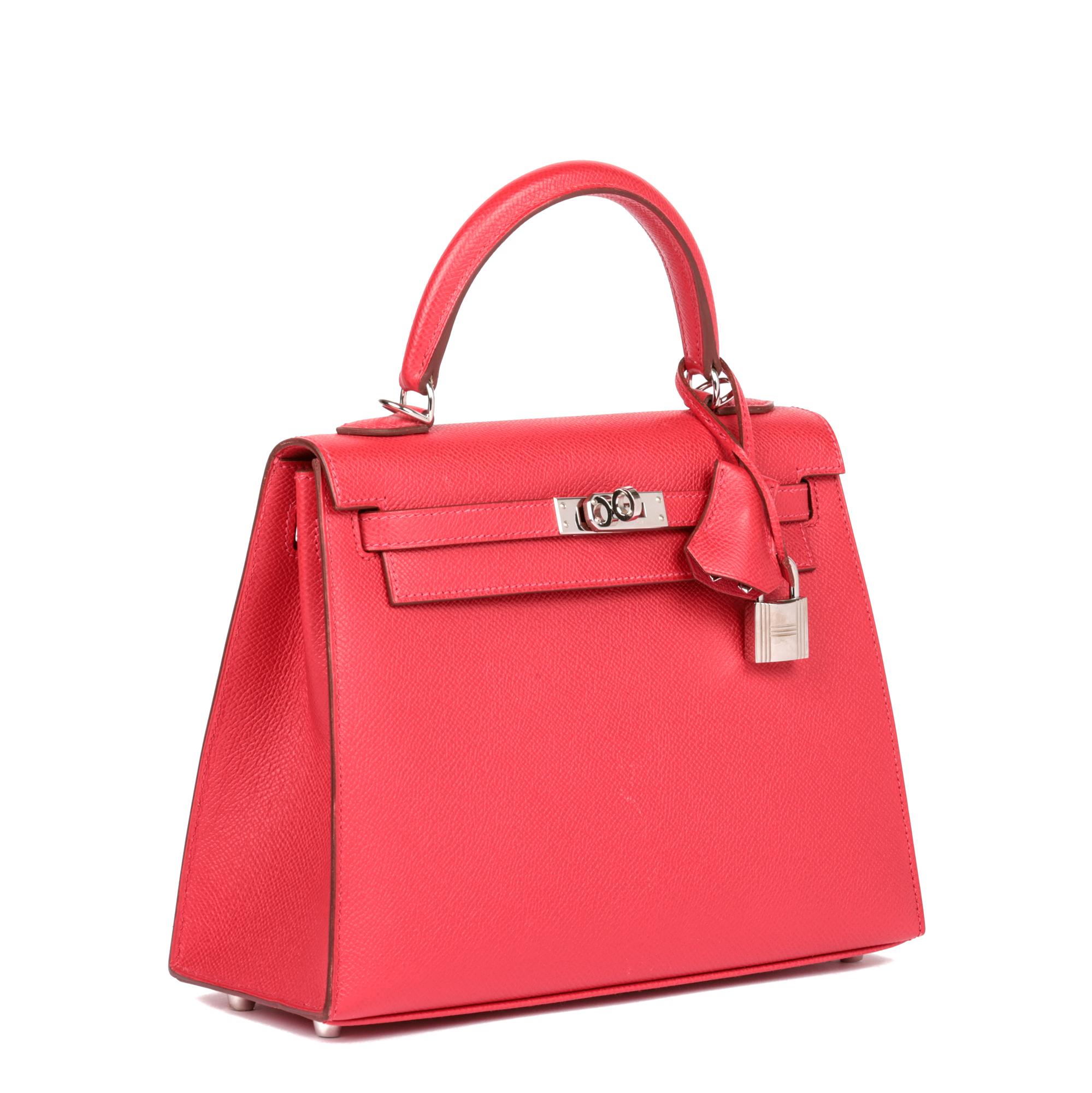 Hermès Kelly 25cm Sellier en cuir d'epsom au géranium

Détails du produit
Xupes Ref : CB868
Marque : Hermès
Modèle : Kelly 25cm
Type : Poignée supérieure, épaule
Numéro de série : [N]
Âge : 2010
Accompagné de : Hermès Dust Bag, Box, Padlock, Keys,